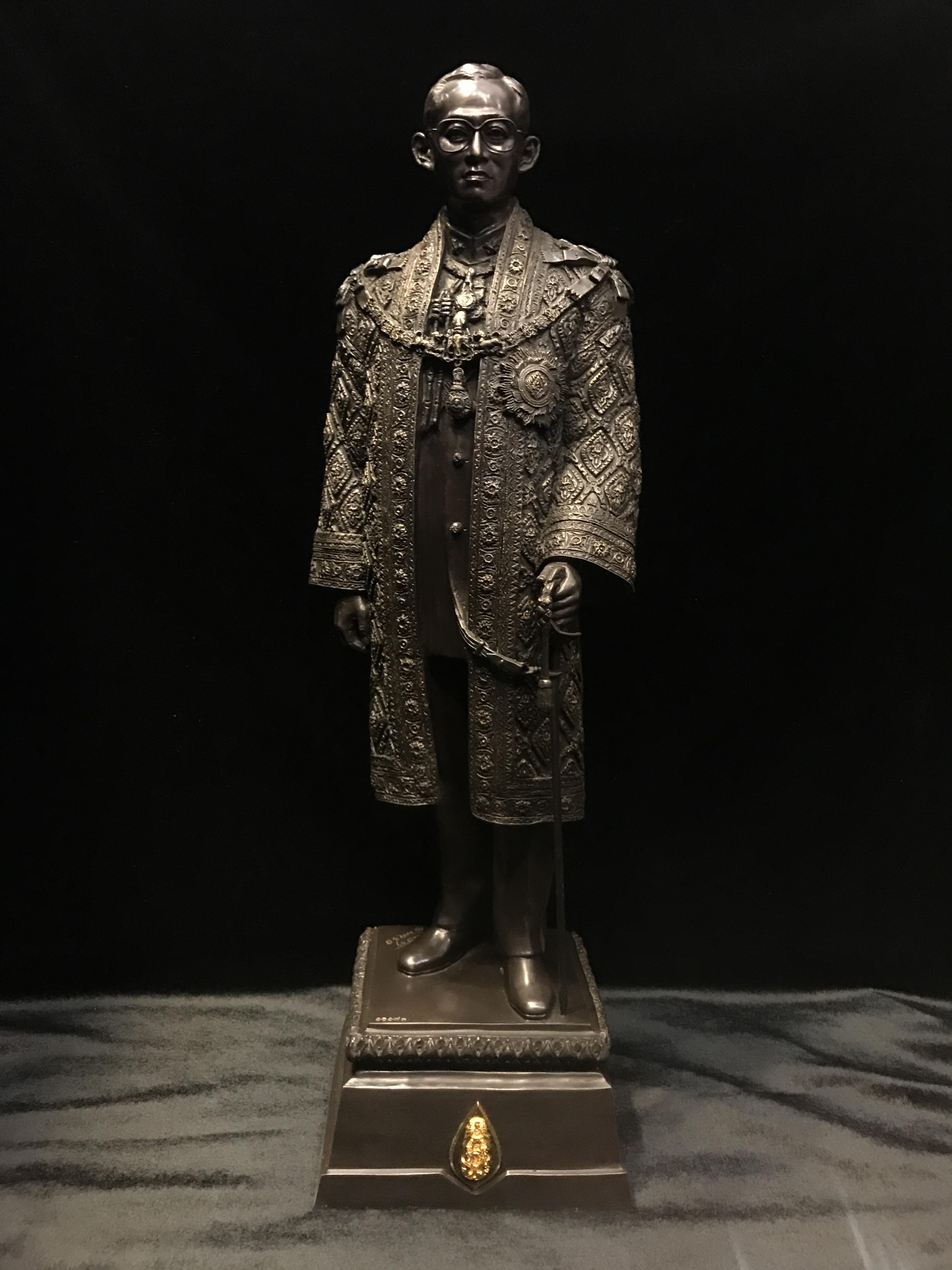 พระบรมรูปจำลองในหลวง รัชกาลที่ ๙ จัดสร้างโดย สมาคมศิษย์เก่าวิทยาศาสตร์ จุฬาลงกรณ์มหาวิทยาลัยและคณะวิทยาศาสตร์ จุฬาลงกรณ์มหาวิทยาลัย ปี2539(พร้อมกล่องบรรจุเดิมและใบรับรองจากผู้จัดสร้าง)