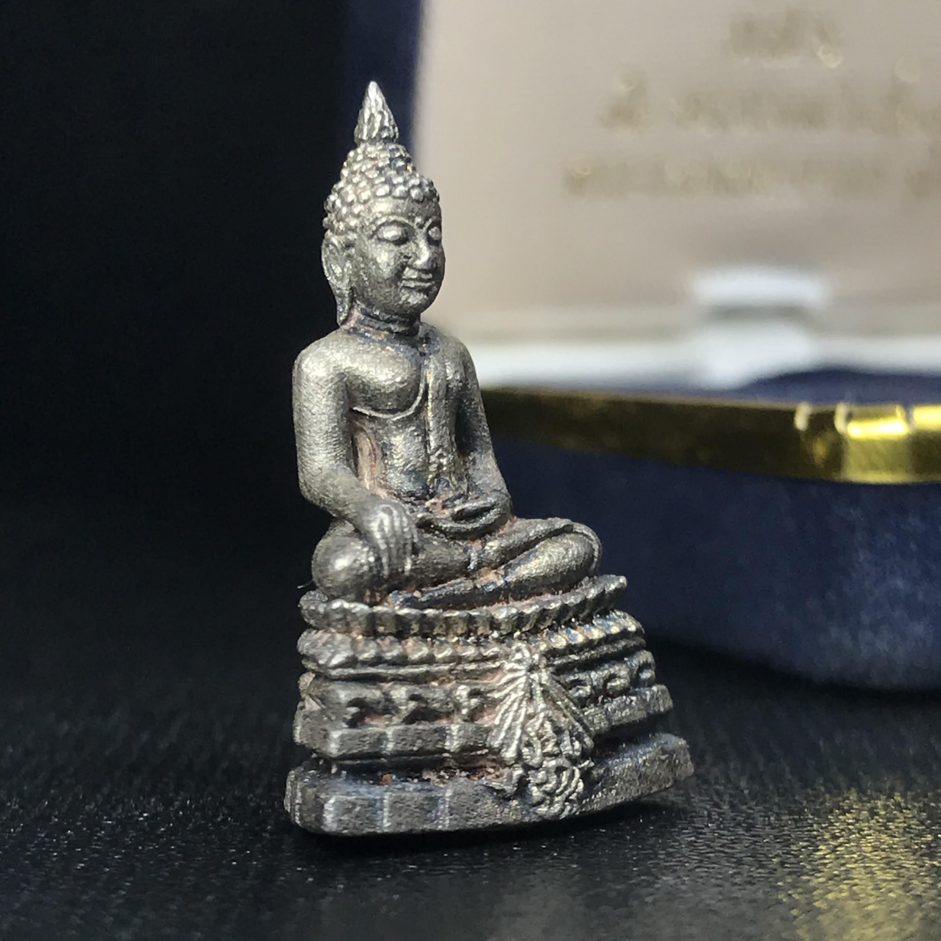 พระกริ่งพระพุทธชินสีห์ ภปร ทันโตเสฏโฐ ปี 2533 เนื้อเงิน (วัตถุมงคลหนึ่งเดียวที่บรรจุพระทนต์(ฟัน)ในหลวงรัชกาลที่9 พระราชทานให้จัดสร้าง)(1ใน1999องค์)