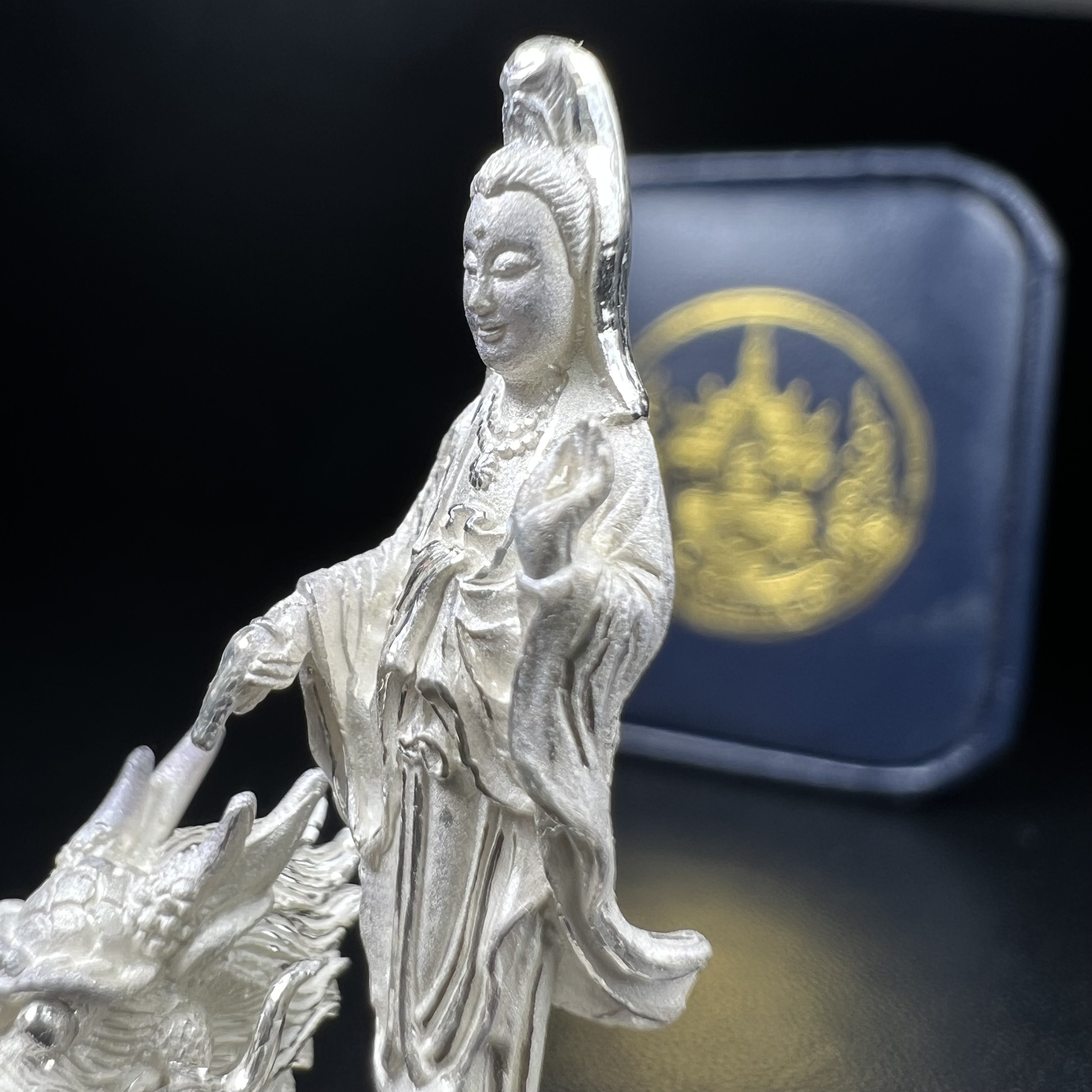 รูปหล่อลอยองค์พระโพธิสัตว์กวนอิม ทรงประทับมังกร จ.ระนอง เนื้อเงิน พิมพ์ใหญ่(สภาพผิว สวยงดงาม ทรงคุณค่า) เฉลิมฉลองในวโรกาสที่พระบาทสมเด็จพระเจ้าอยู่หัวทรงครองสิริราชสมบัติครบ 50 ปี จ.ระนอง พ.ศ.2539