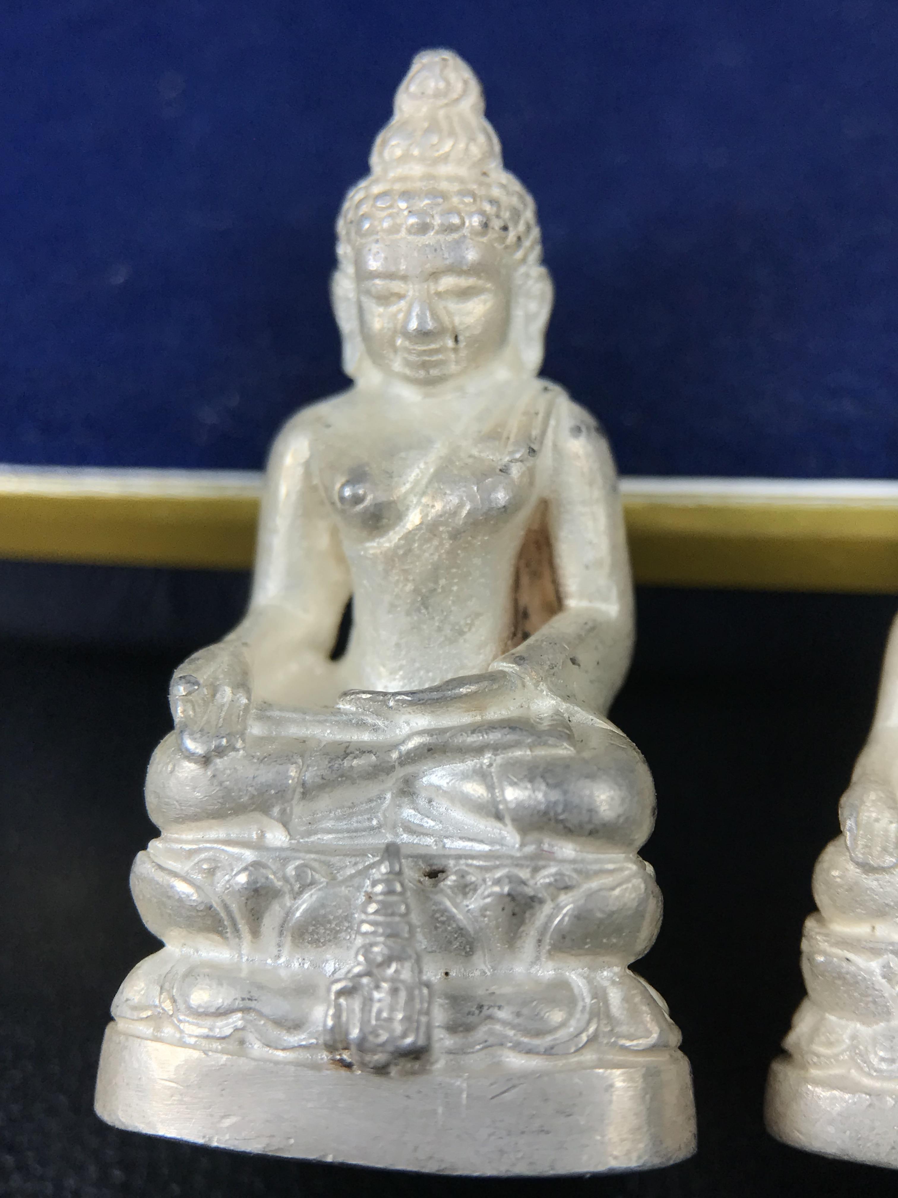 พระกริ่ง-พระชัยวัฒน์ ไพรีพินาศ ญสส.รุ่น นวฤทธิ์โภคทรัพย์ ปี 2544 อุดผงพุทธคุณ บรรจุมวลสารจิตรลดา และเส้นพระเกศาของสมเด็จพระญาณสังวร พระสังฆราชฯ พร้อมกล่องบรรจุเดิม เนื้อเงิน ก้นทองคำ(พิมพ์กรรมการ)ชุดหมายเลข ๒(1ใน 89 ชุด) หายากพบเจอน้อยมาก