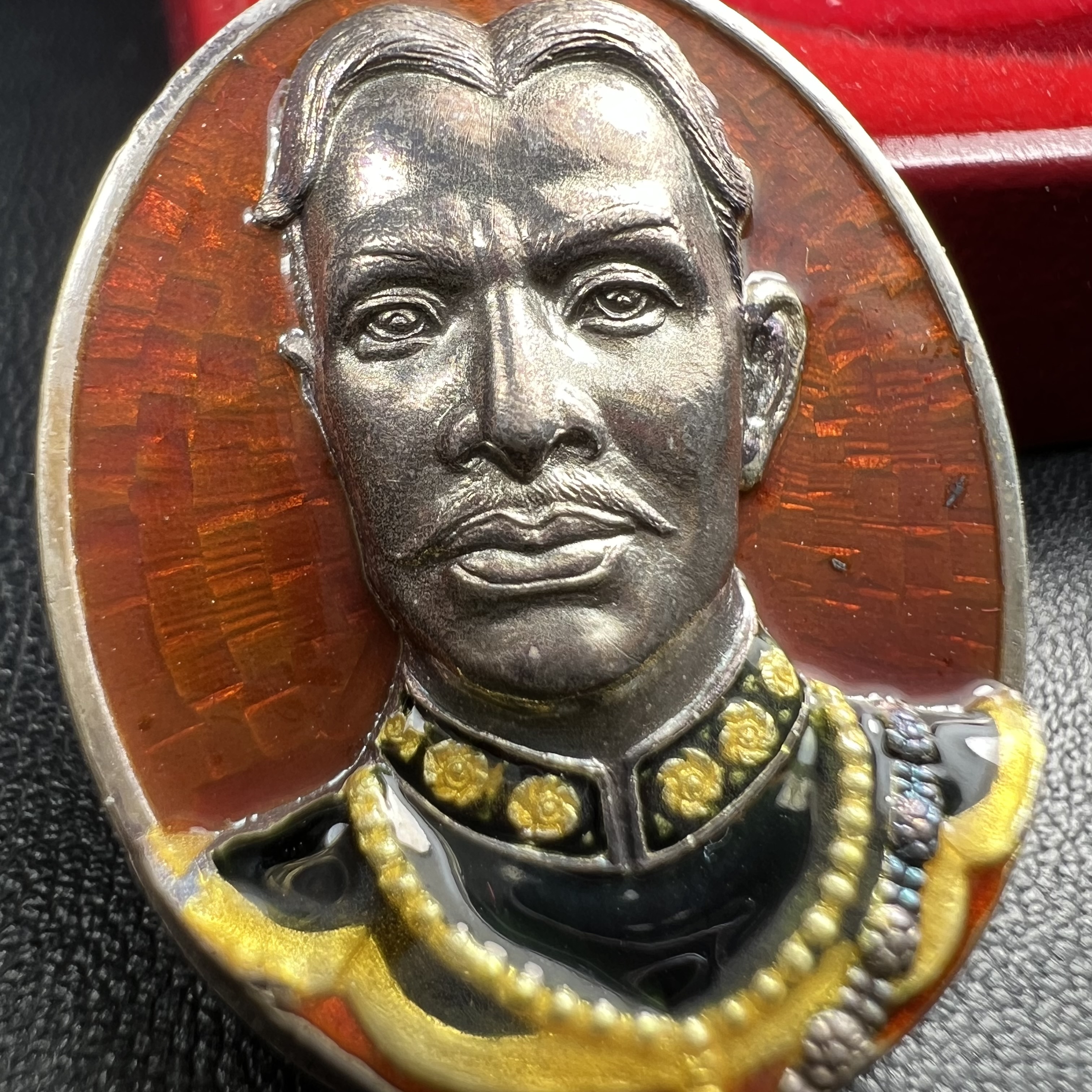 เหรียญพระบรมรูปเหมือนสมเด็จพระเจ้าตากสินมหาราช รุ่นโชคมงคล ปี 2545 เนื้อเงินลงยา พิธีเทวาภิเษก ณ อนุสาวรีย์ วัดพิชัยสงคราม ณ พระวิหารสมเด็จพระเจ้าตากสินมหาราช วัดอินทาราม ธนบุรี พิธีบวงสรวงขอบารมี ณ อนุสาวรีย์พระเจ้ากรุงธนบุรี วงเวียนใหญ่(พิธีใหญ่สภาพสวย)