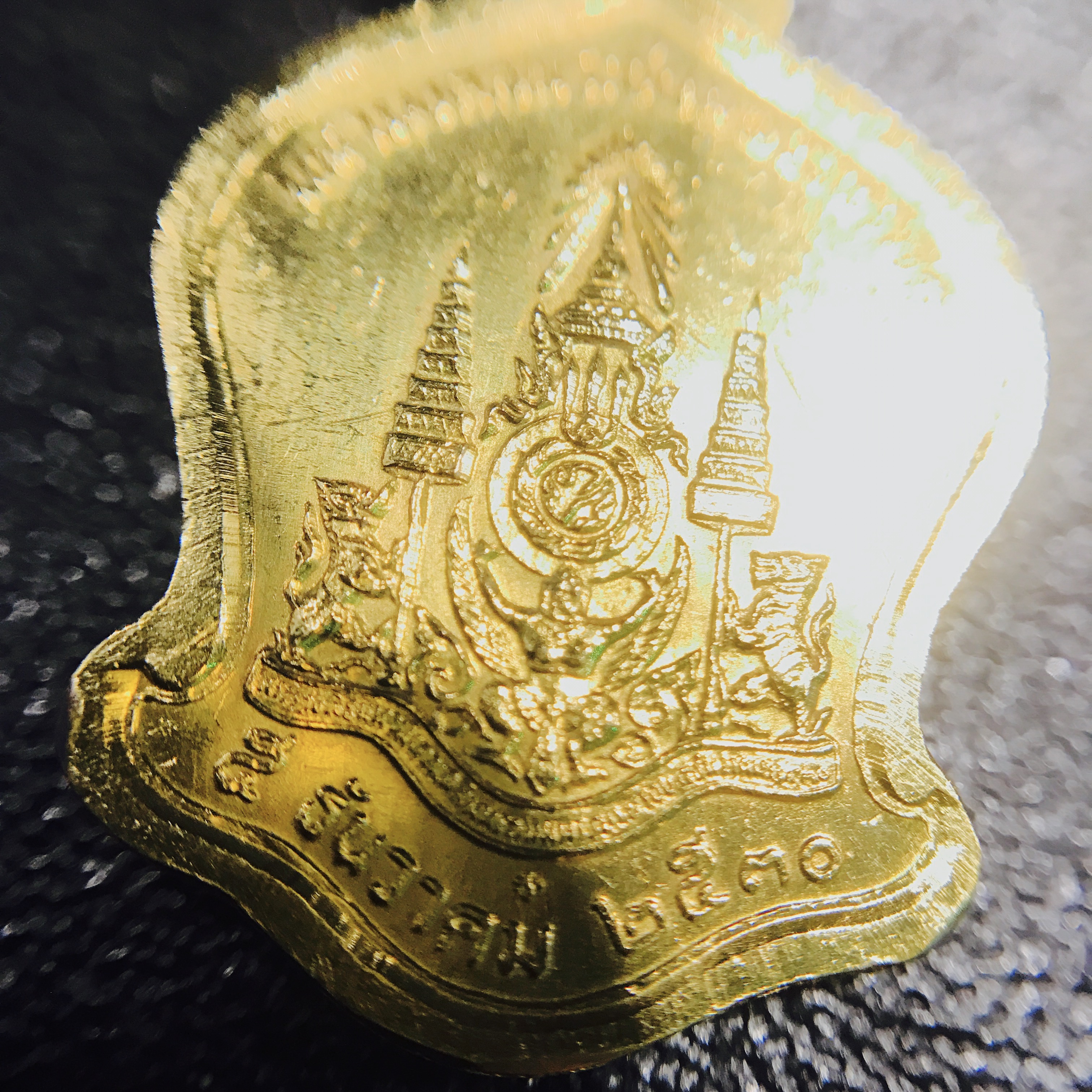 เหรียญที่ระลึกมหามงคลพระชนพรรษา 60 ปี 5 รอบ ปี2530 เนื้อทองคำ พิมพ์เล็ก ทรงเสมา(ระฆังคว่ำ)หายากสร้างน้อย