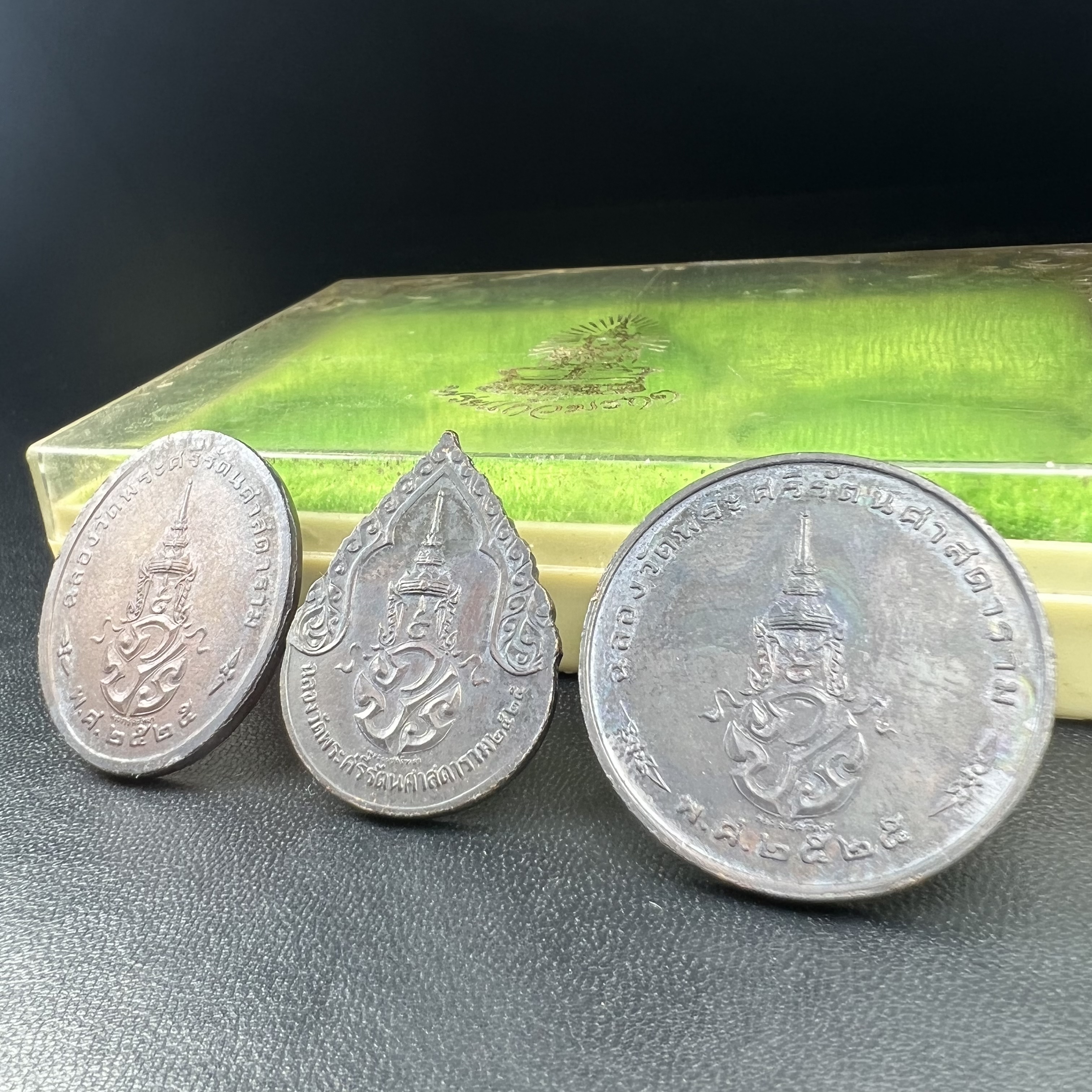 เหรียญพระแก้วมรกตหลัง ภปร. ฉลองกรุงรัตนโกสินทร์ครบ 200 ปี พ.ศ.2525 เนื้อทองแดงกล่องบรรจุเดิมครบ3พิมพ์(บล็อกพระราชศรัธา)(ในหลวงรัชกาลที่9 เสด็จในพิธี)