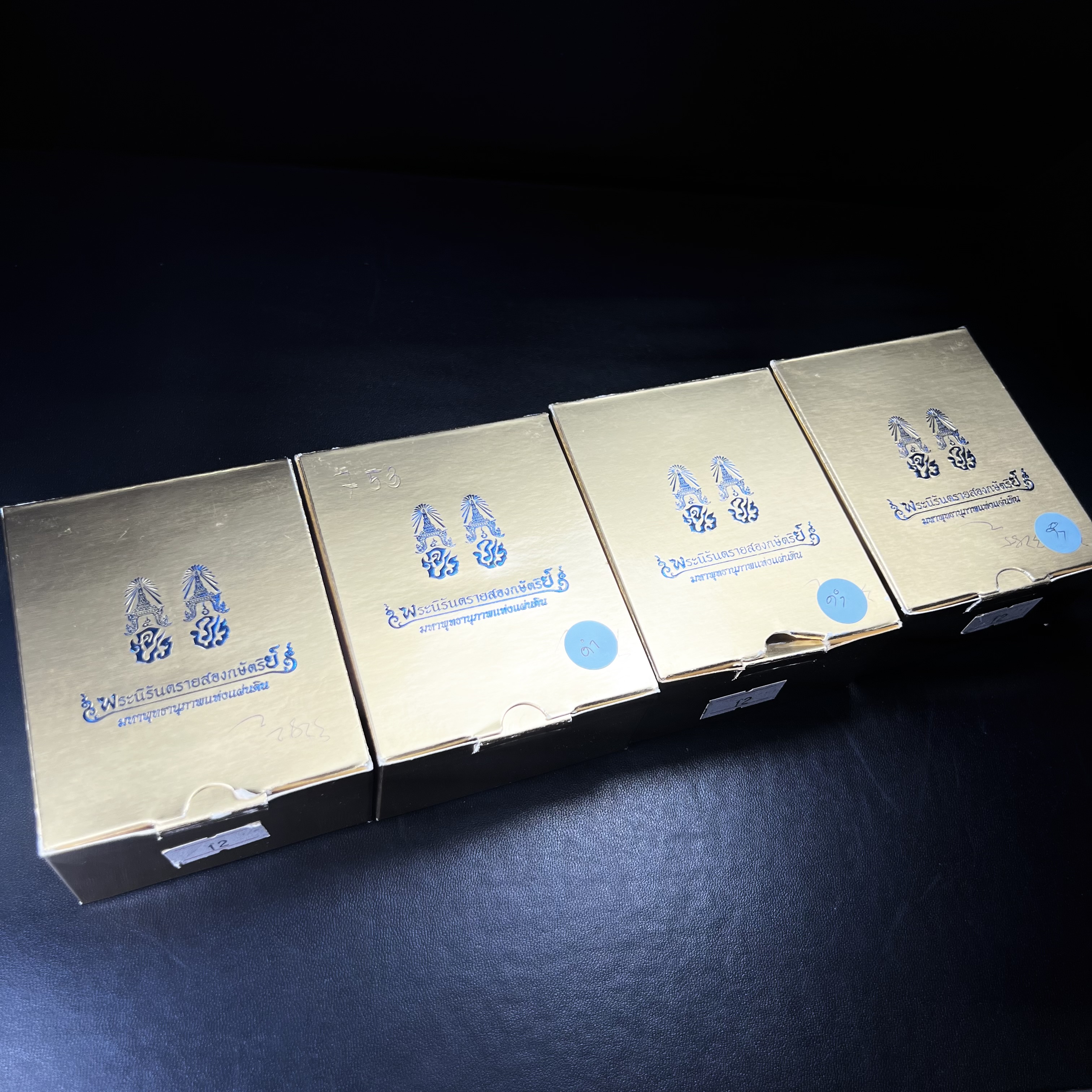 พระนิรันตรายสองกษัตริย์ มหาพุทธานุภาพแห่งแผ่นดิน ปี2552 "พระผู้ปกป้องคุ้มครองจากภัยอันตรายทั้งปวง" พระผงพิมพ์สมเด็จหน้าปัดทองสีดำด้านหลังปัดทอง เชิญอักษรพระปรมาภิไธยสองกษัตริย์(จปร.และ วปร.) พร้อมกล่องบรรจุเดิมครบชุด