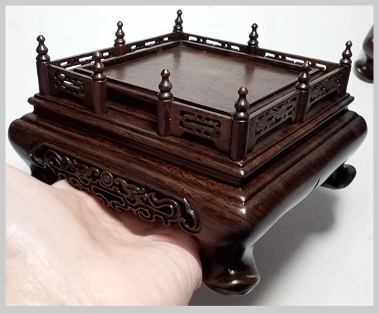 กี๋ ตั่งหรือฐานไม้ สี่เหลี่ยมมีซุ้มรั้ว หน้าท๊อป7.1cm ตัวละ