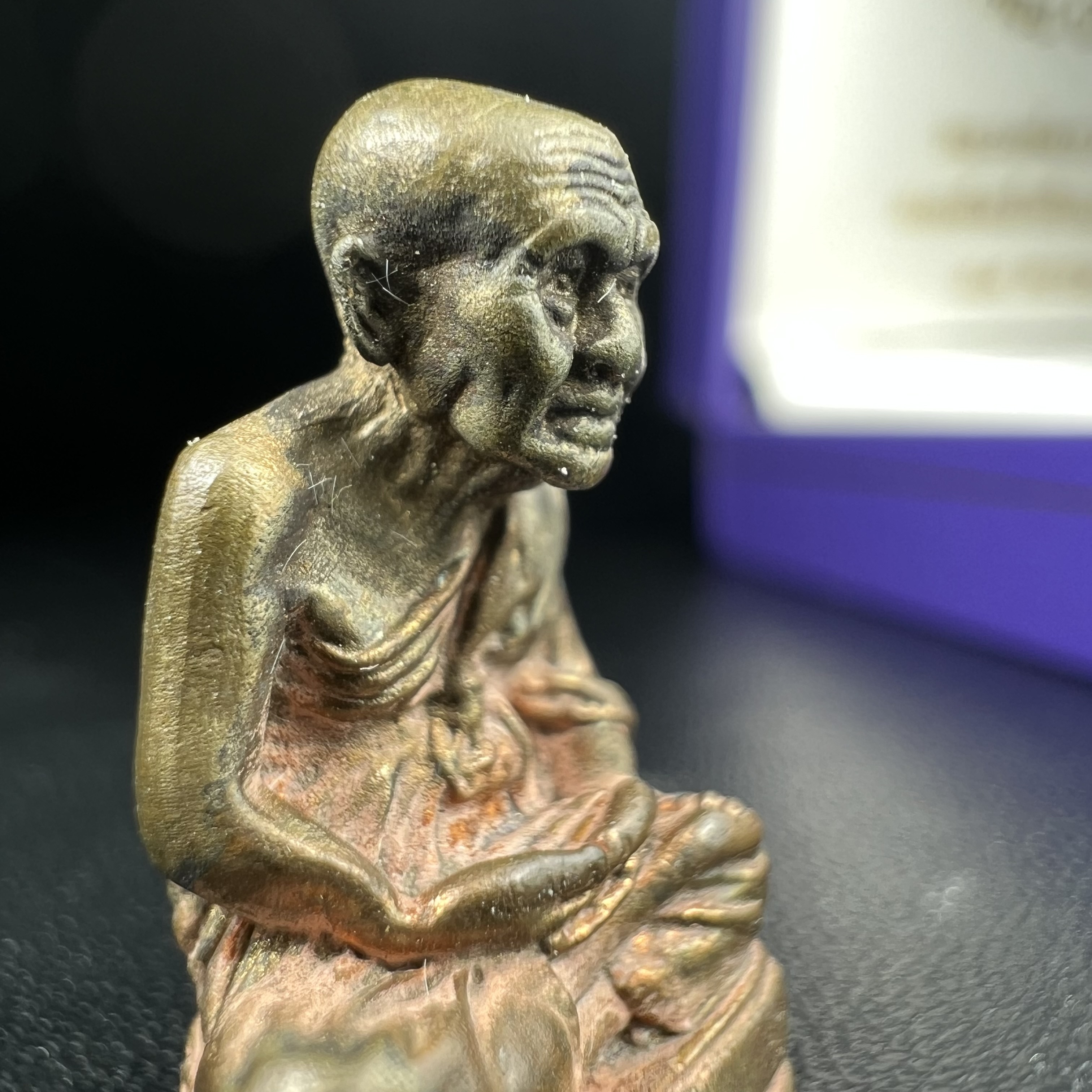 หลวงพ่อทวด สธ. รุ่นสมเด็จเจ้าฟ้ามหาจักรี 48พรรษา จัดสร้างโดยสภากาชาดไทย ปี2546 (รูปหล่อขนาดห้อยคอ) ) เนื้อนวโลหะ(ขนาดกลาง 1.5*2.2 ซม.)พุทธาภิเษก ณ วัดช้างให้ จังหวัดปัตตานี พร้อมกล่องบรรจุเดิมสวยงาม