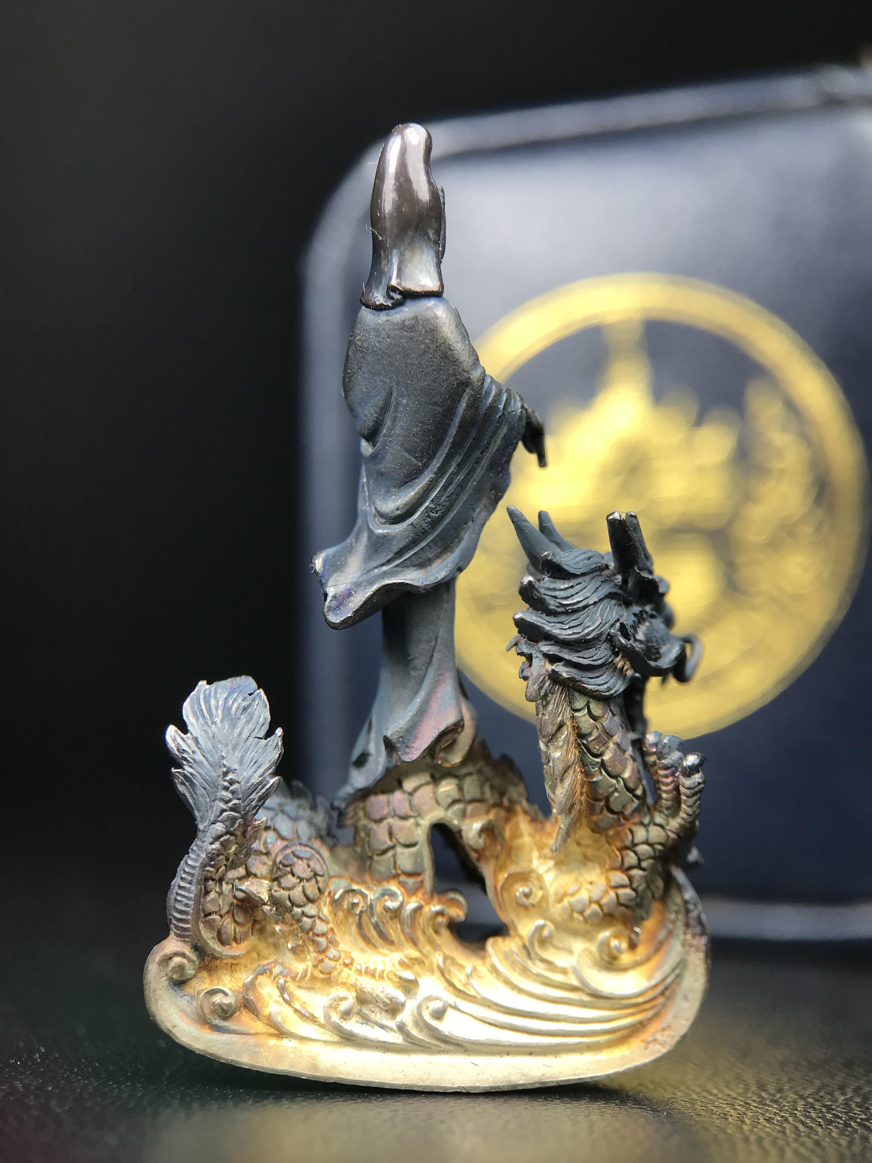 รูปหล่อลอยองค์พระโพธิสัตว์กวนอิม ทรงประทับมังกร จ.ระนอง ปี 2539 เนื้อเงิน พิมพ์ใหญ่(ผิวกลับดำทูโทนเข้มขลังสวยงามมีเสน่ห์)(สภาพผิวเดิม)(เสน่ห์พระเนื้อเงินสีสันที่ธรรมชาติสรรค์สร้าง)เฉลิมฉลองในวโรกาสที่พระบาทสมเด็จพระเจ้าอยู่หัวทรงครองสิริราชสมบัติครบ50ปี