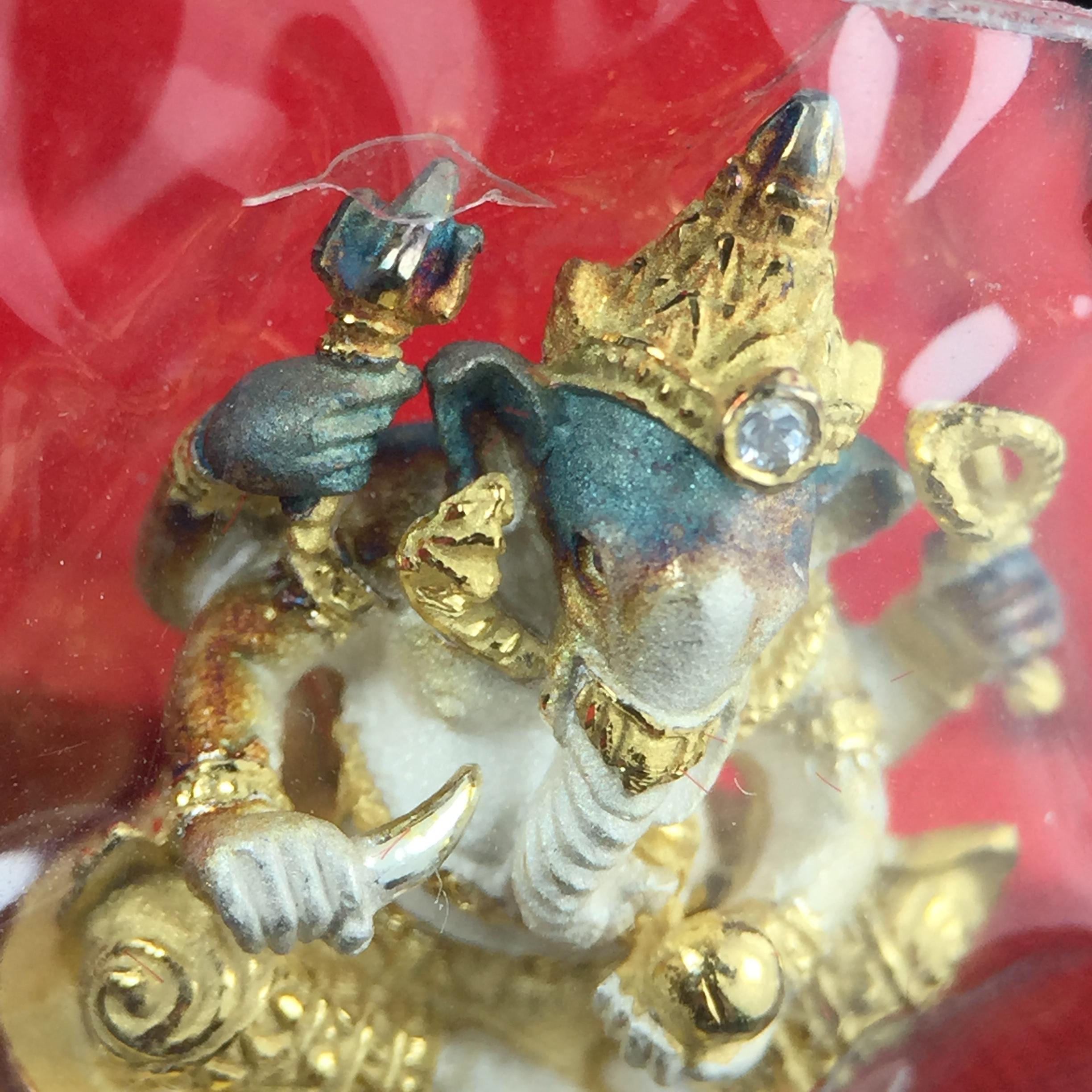 พระพิฆเณศวร วัดบวรนิเวศวิหาร ปี 2542 เนื้อเงินสามกษัตริย์พ่นทรายขัดเงาบางส่วน(ฝังพลอย1เม็ด)(ขนาด 2* 1.4 ซม.) สภาพสวยซีนซองเดิมพร้อมกล่องบรรจุเดิม ตอกโค๊ดหมายเลขกำกับ(ผิวเดิมขึ้นสีรุ้งธรรมชาติ สวย)(คัดสภาพสวยเดิม พิธีใหญ่ พุทธศิลป์งดงาม)