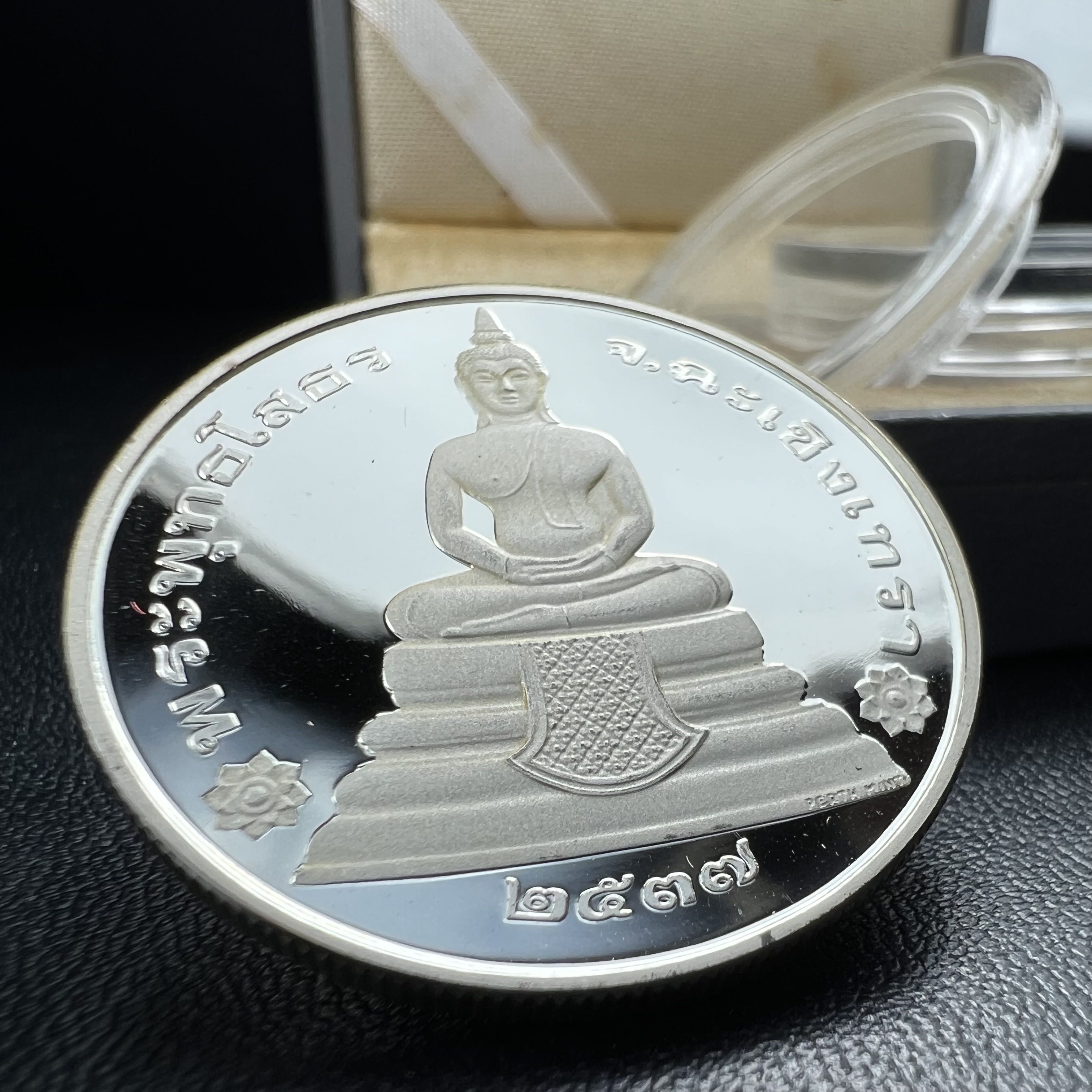 เหรียญพระพุทธโสธร รุ่นนานาชาติ(รุ่นแรก) วัดโสธรวรารามวรวิหาร ปี 2537 พิมพ์โสธรสองหน้า เนื้อเงินขัดเงา ขนาด 3.2 มม. จากโรงงานกษาปณ์เพิร์ธ ประเทศออสเตรเลีย(PERTH MINT AUSTRALIA) อันโด่งดังระดับโลก สภาพสวยพร้อมกล่องเดิมครบสมบูรณ์ (1 ใน 5000 เหรียญ)