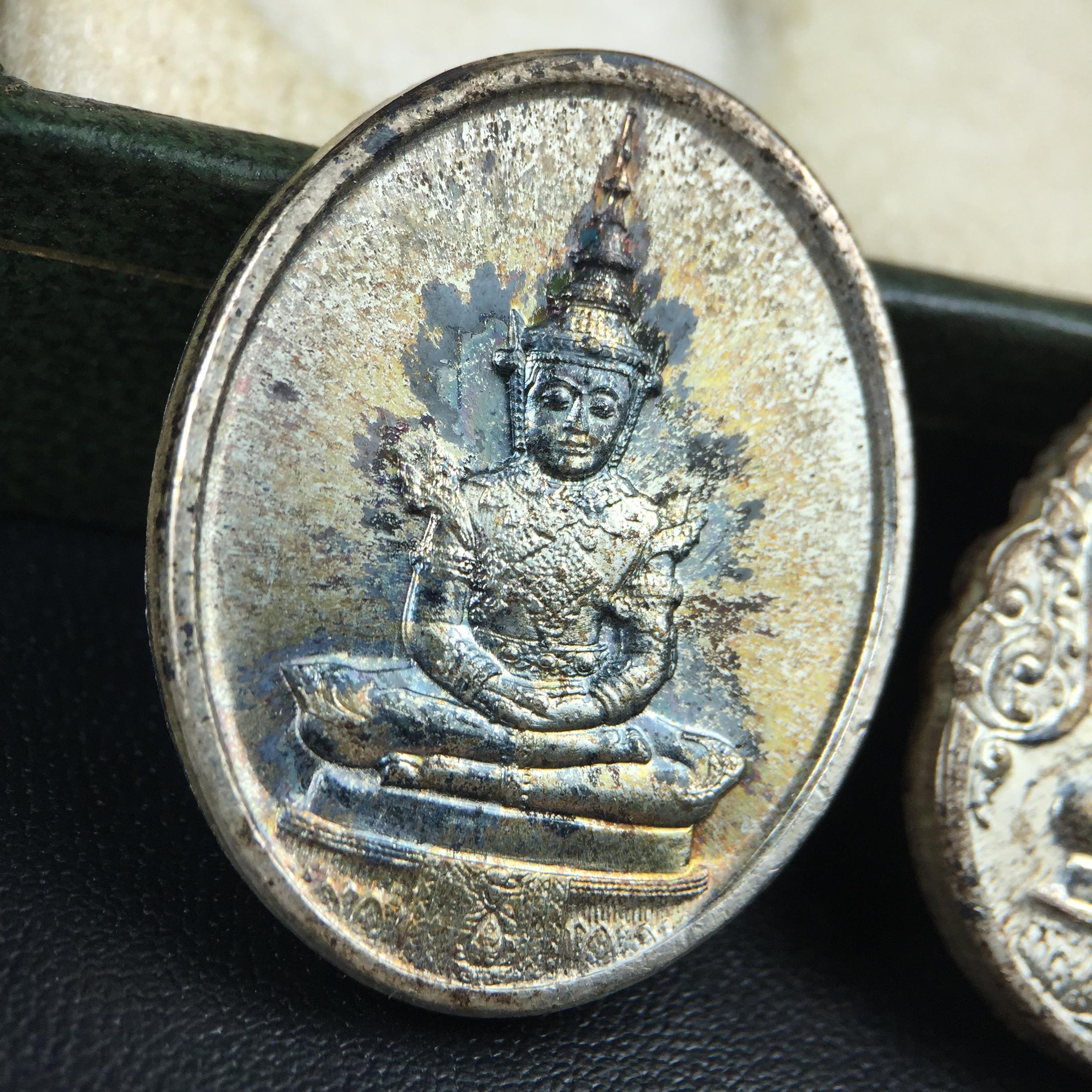 เหรียญพระแก้วมรกตหลัง ภปร. ฉลองกรุงรัตนโกสินทร์ครบ 200 ปี พ.ศ.2525 เนื้อเงิน(ผิวเดิม สวย)กล่องบรรจุเดิมครบ3พิมพ์(บล็อกพระราชศรัธา)(ในหลวงรัชกาลที่9 เสด็จในพิธี)ชอบเก็บแบบผิวเดิมๆชุดนี้เลยแนะนำ ผิวเดิมสวยมาก เสน่ห์พระเนื้อเงิน