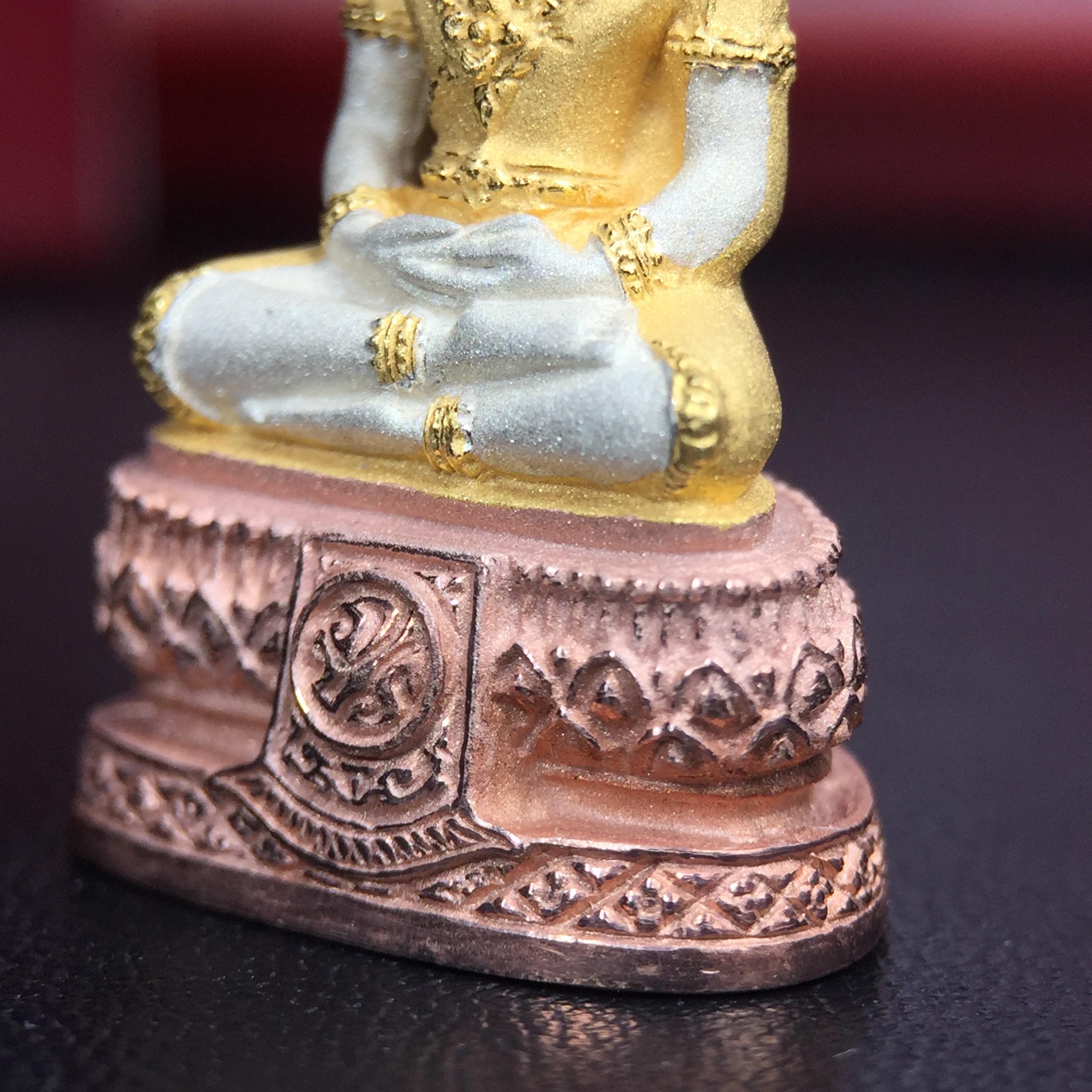 พระแก้วมรกต ภปร.(รุ่นแรก) ปี2545 จัดสร้างในมหาวโรกาส พระบาทสมเด็จพระเจ้าอยู่หัวรัชกาลที่ 9 ครบรอบ 75 พรรษา และฉลองกรุงรัตนโกสินทร์ครบ 220 ปี พิมพ์ลอยองค์ใหญ่ เนื้อเงินบริสุทธิ์ 92.5%(สามกษัตริย์) ขนาด 19*35 มม. พร้อมกล่อง สวยครบสมบูรณ์(องค์หมายเลข 3250)