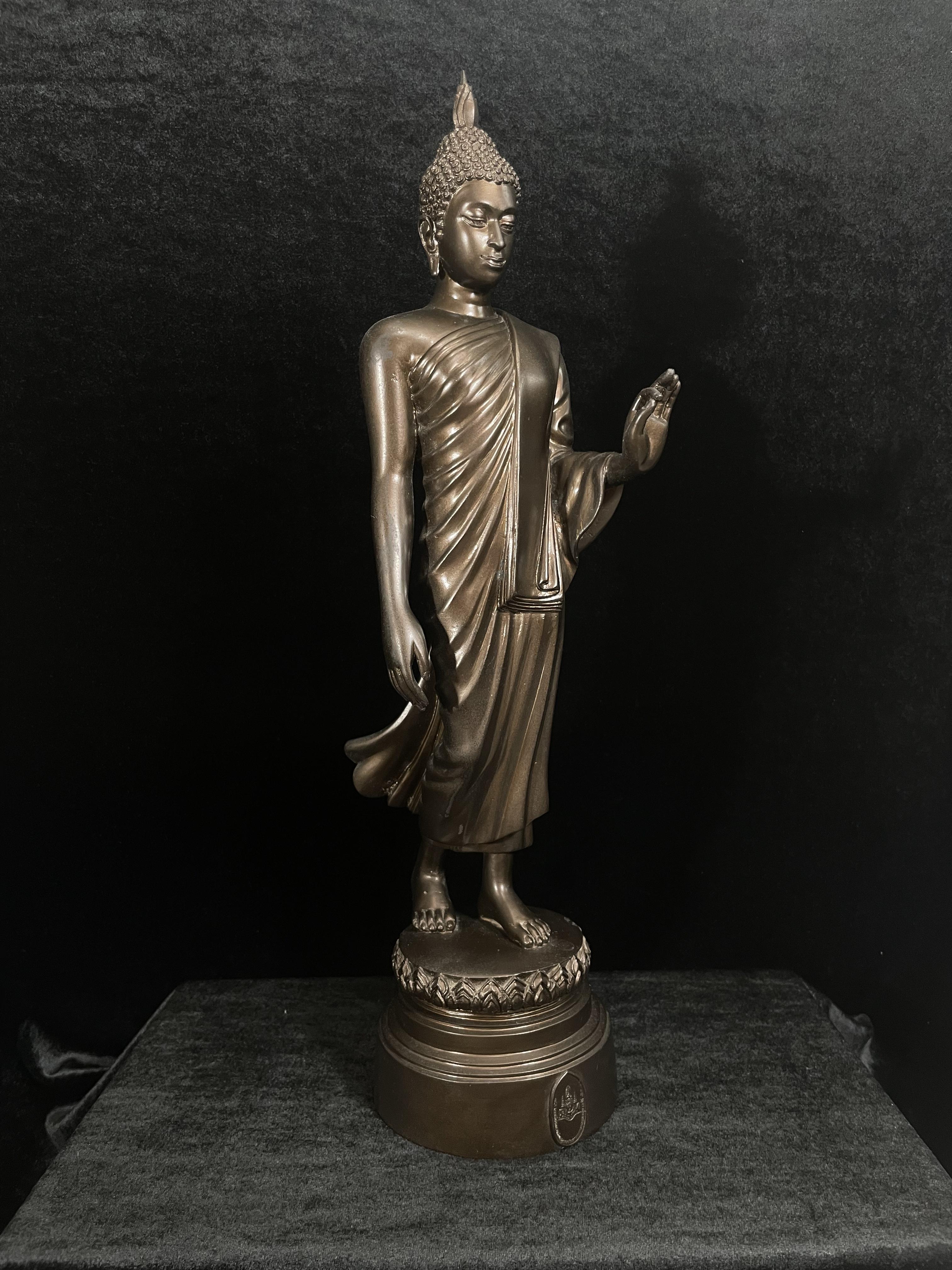 พระบูชา 25พุทธศตวรรษ พระศรีศากยะทศพลญาณ ประธานพุทธมณฑลสุทรรศน์ ปี2530 ตราสัญลักษณ์ ในมหาวาระพระชนมพรรษา ครบ 5 รอบ 60 พรรษา เมื่อ 5 ธันวาคม ปี 2530 หมายเลข (๑๕)๔๐๕ (เลขสวยผลรวมได้ 9 เจริญก้าวหน้าในทุกๆด้าน) ขนาดความสูง 15 นิ้ว รวมฐานสูง 18 นิ้ว(นิยมหายาก)