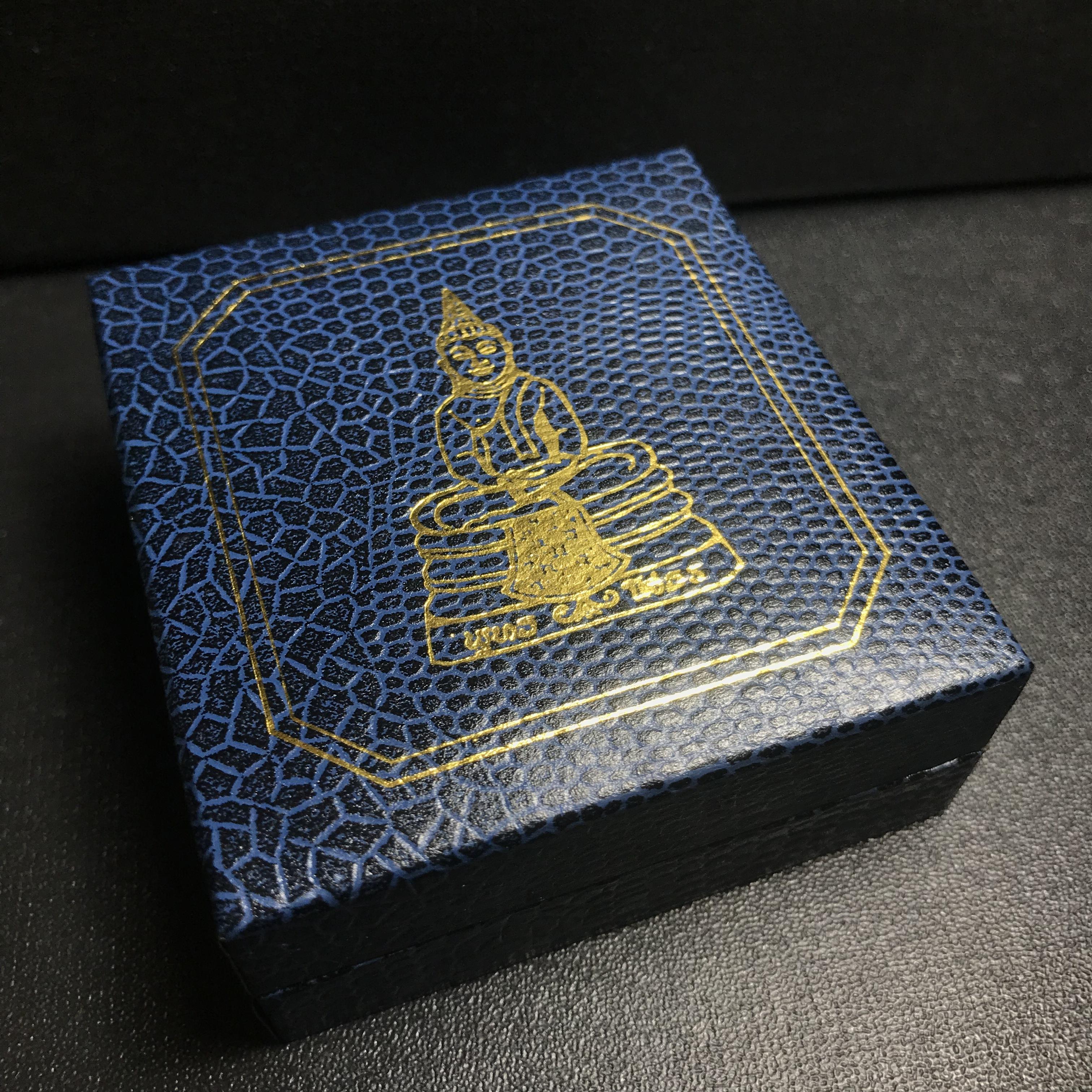 พระพุทธโสธร(หลวงพ่อโสธร) รุ่นสร้างอุโบสถ ปี2539 เนื้อเงิน พิมพ์แปดเหลี่ยม(หายาก) สภาพสวยผิวเดิมกล่องบรรจุเดิมครบสมบูรณ์