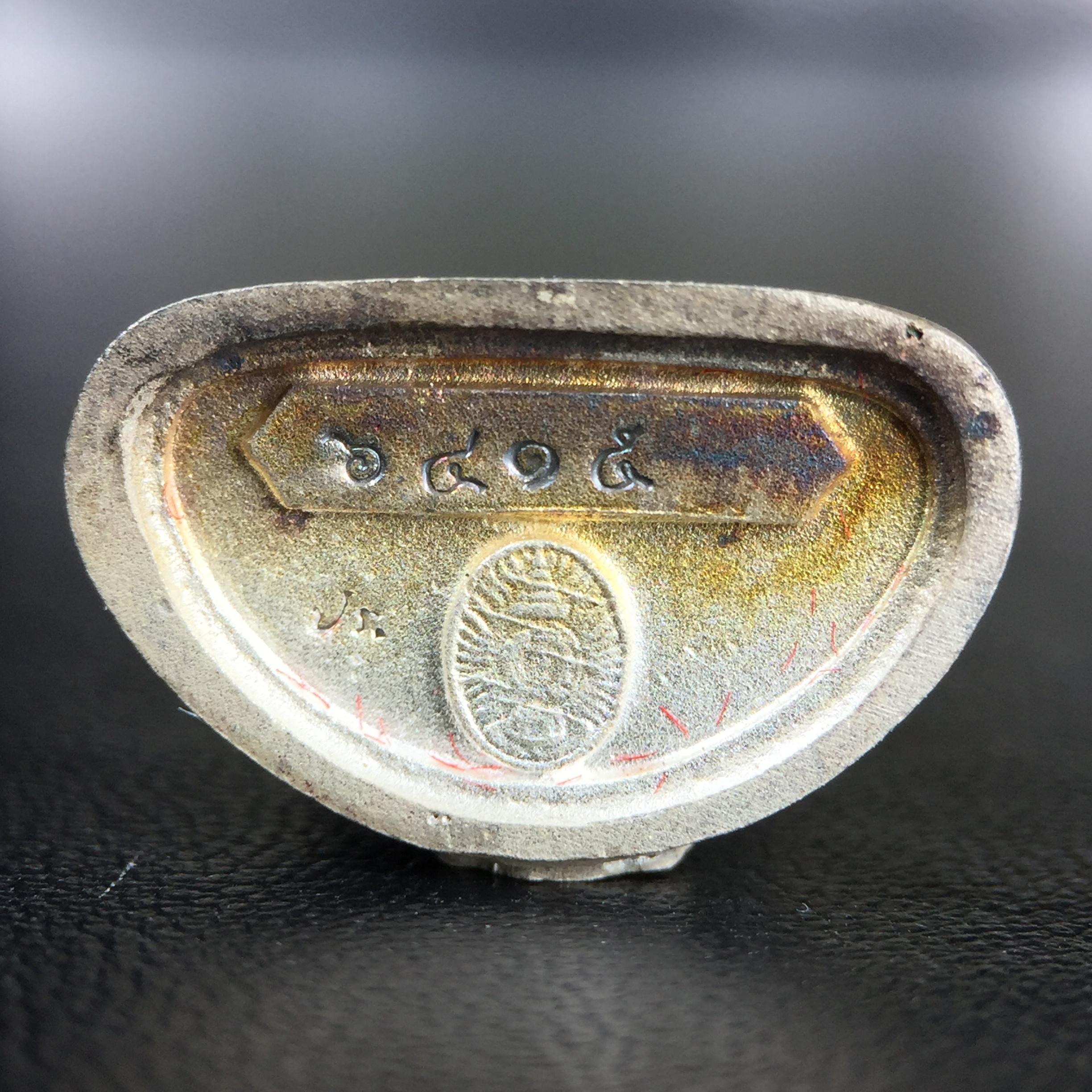 พระกริ่ง+พระชัยวัฒน์พระพุทธนวราชบพิตร ครองสิริราชสมบัติครบ 50 ปี พ.ศ.2540 เนื้อเงินผิวเดิมๆขึ้นสีรุ้งธรรมชาติแบบนิยม(หายาก)(สีสันที่ธรรมชาติสรรค์สร้าง)พร้อมกล่องบรรจุเดิมครบ(1ชุด 2 องค์)1 ใน 9500 ชุด