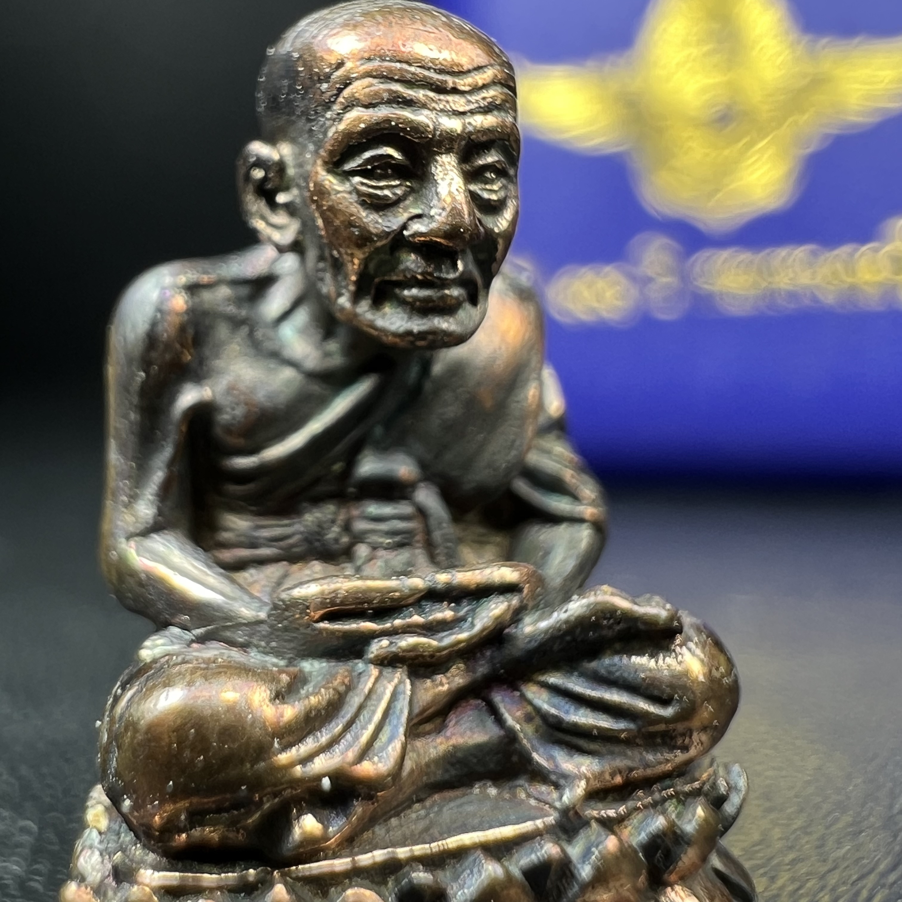 รูปเหมือนหล่อลอยองค์หลวงปู่ทวด รุ่น 111ปี กระทรวงกลาโหม เนื้อนวโลหะรมดำ-ปัดเงา ปี2540 พิธีใหญ่ เข้มขลัง นิยม พร้อมกล่องบรรจุเดิม(คัดสภาพสวยผิวเทพๆผิวรุ้งๆ)ทั้งพิธีทั้งพุทธศิลป์ทรงคุณค่าอีกหนึ่งรุ่นยอดนิยม