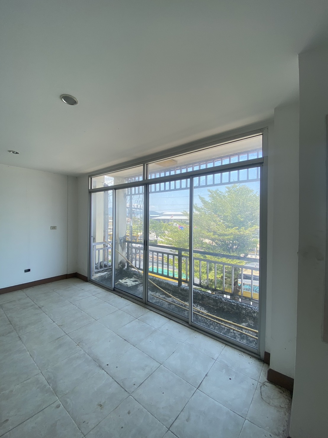 For Rent : Kohkaew, 3-Story commercial buildings, 2 Bedrooms