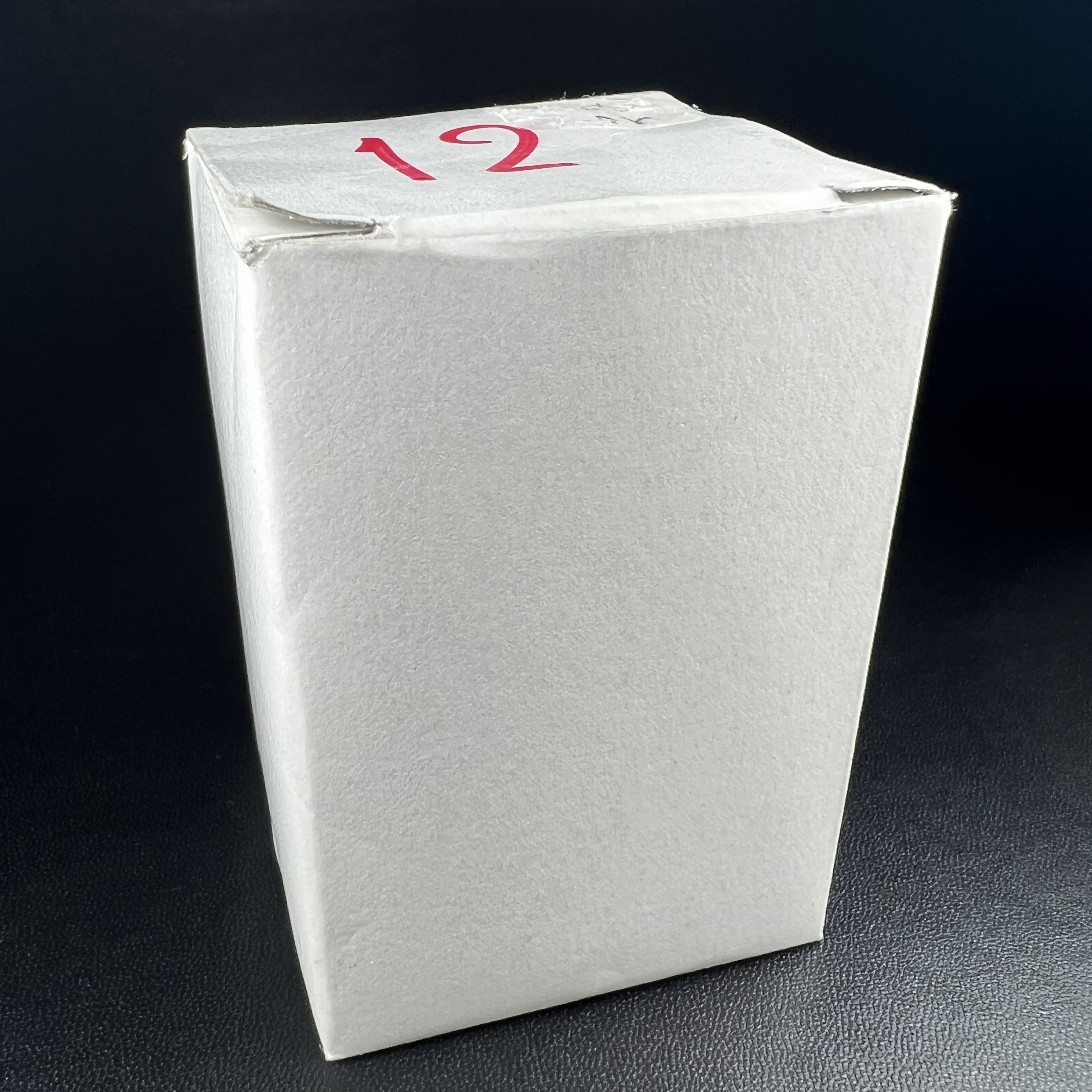 พระแก้วมรกต ภปร.(รุ่นแรก) ปี2545 รุ่นฉลองกรุงรัตนโกสินทร์ครบ 220 ปี พิมพ์ลอยองค์ใหญ่ เนื้ออัลปาก้า ชุบเงินลงดำ ขนาด 19*35 มม. พร้อมครอบตั้งโชว์เดิม องค์พระซีนซองเดิม สวยครบสมบูรณ์