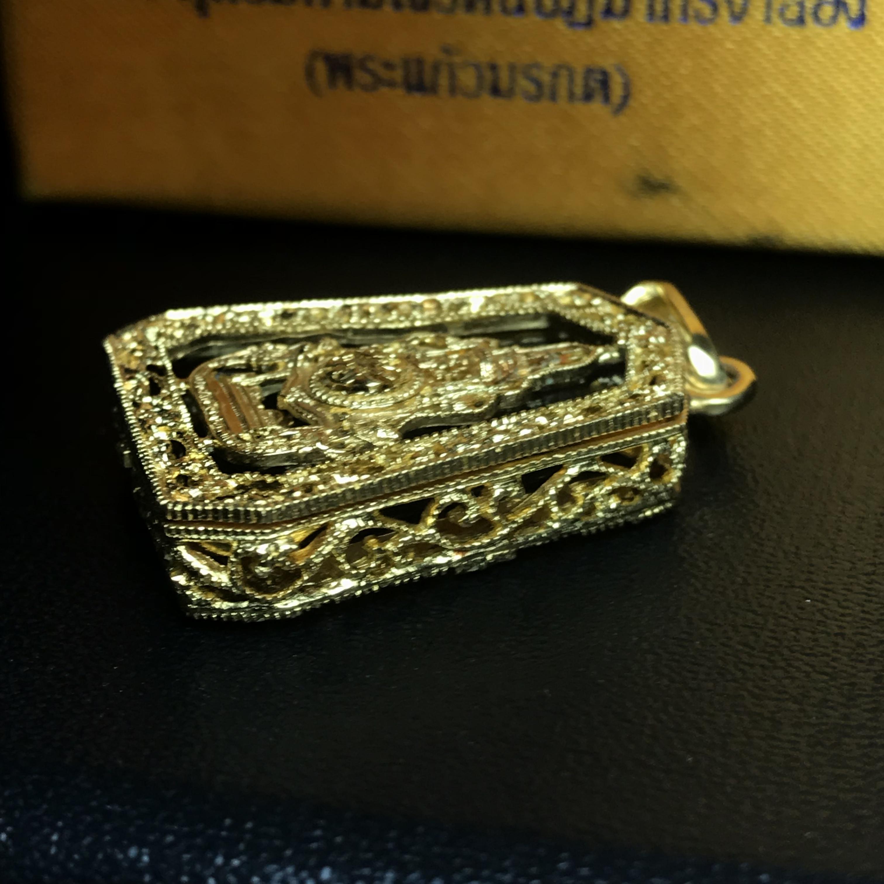 เหรียญพระแก้วมรกต(จำลอง)ทรงเครื่องฤดูร้อนแบบเจ็ดเหลี่ยม เนื้อทองคำ ด้านหลังตราสัญลักษณ์ฉลองสิริราชสมบัติครบ 60 ปี(1ใน1999องค์)(หายากมาก)