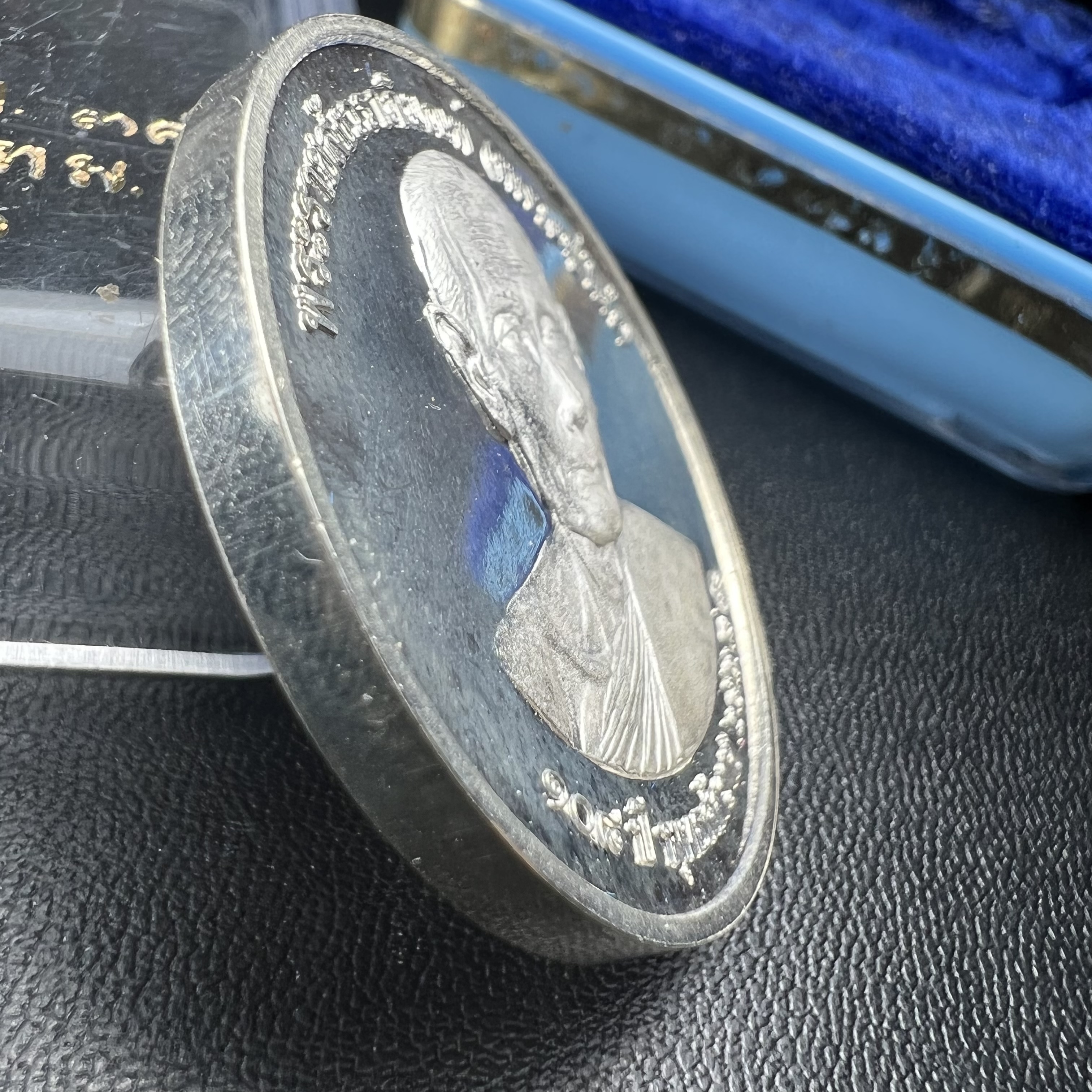 เหรียญรูปเหมือนพระราชสังวราภิมณฑ์(หลวงปู่โต๊ะ)ที่ระลึก ครบ 108 ปี วัดประดู่ฉิมพลี ปี 2538 ด้านหลังพระราชทานพระนามาภิไธยย่อ ภปร. และ สก. เนื้อเงินขัดเงา เหรียญกลมใหญ่ขนาด 3.5 ซม.สภาพสวยเดิมกล่องบรรจุเดิมครบสมบูรณ์และหายาก