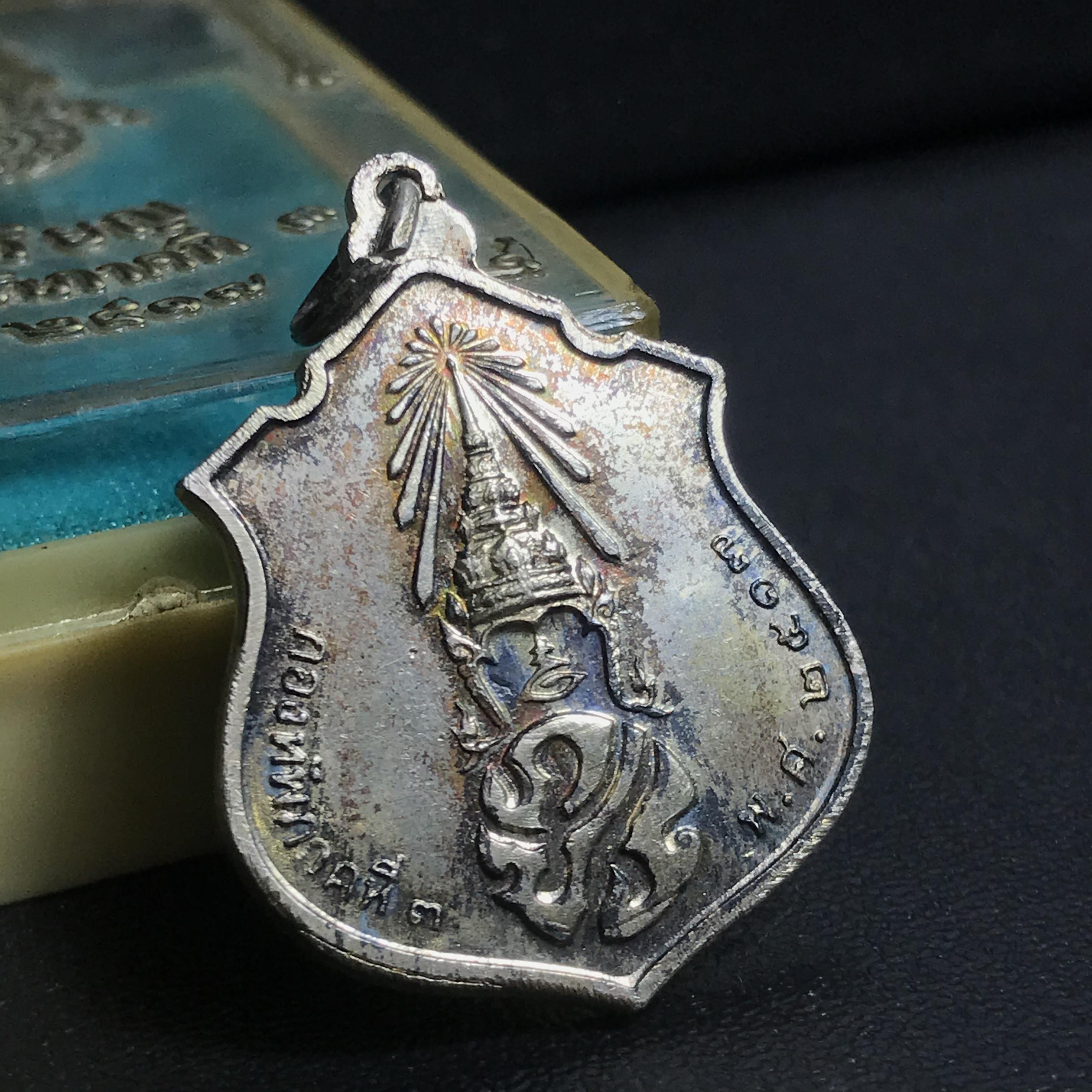 เหรียญในหลวงทรงผนวช กองทัพภาคที่3 ปี2517 เนื้อเงิน(ในหลวงรัชกาลที่9เสด็จในพิธี)(คัดสภาพสวย ผิวเดิม เส้นวงเดือนวิ่งคมชัด สวยมาก)(1ใน2000เหรียญ)