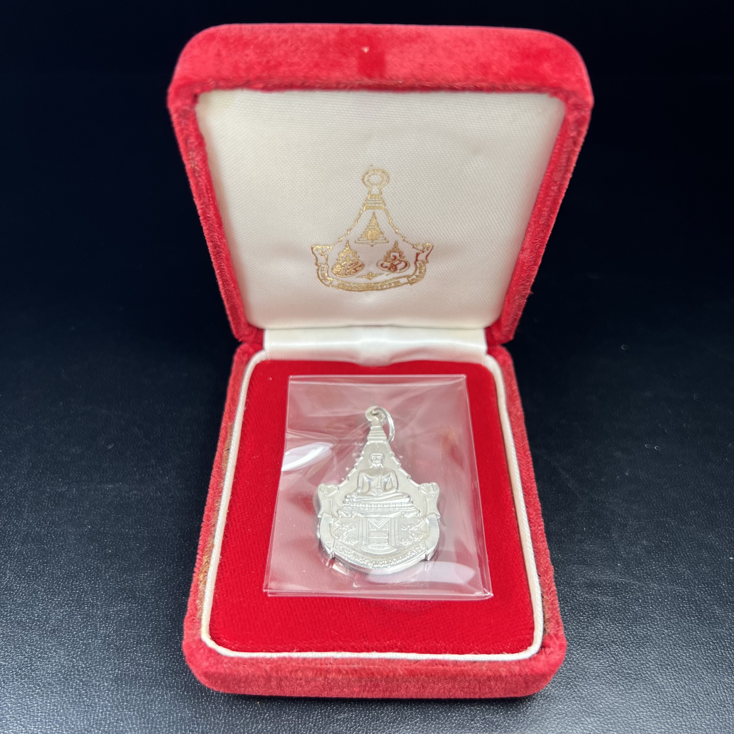 เหรียญพระพุทธญาณนเรศวร์ รุ่นแรก หลังพระปรมาภิไธย ภปร.และ สก.วัดญาณสังวราราม จ.ชลบุรี ปี 2527 เนื้อเงิน(ผิวขาว สวย ใส)ขนาด 2.3 x 3.8 ซม. พร้อมกล่องกำมะหยี่เดิมครบสมบูรณ์ สมเด็จพระญาณสังวร ประธานในพิธีมหาพุทธาภิเษก(เนื้อเงินพบเจอน้อย หายาก)