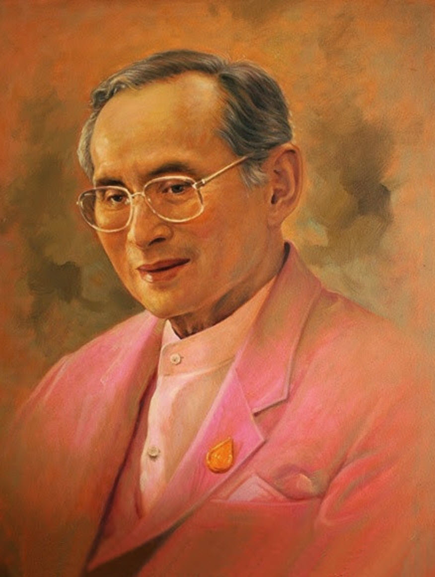 พระบาทสมเด็จพระเจ้าอยู่หัว รัชกาลที่ 9 ฉลองพระองค์สูทสีชมพู