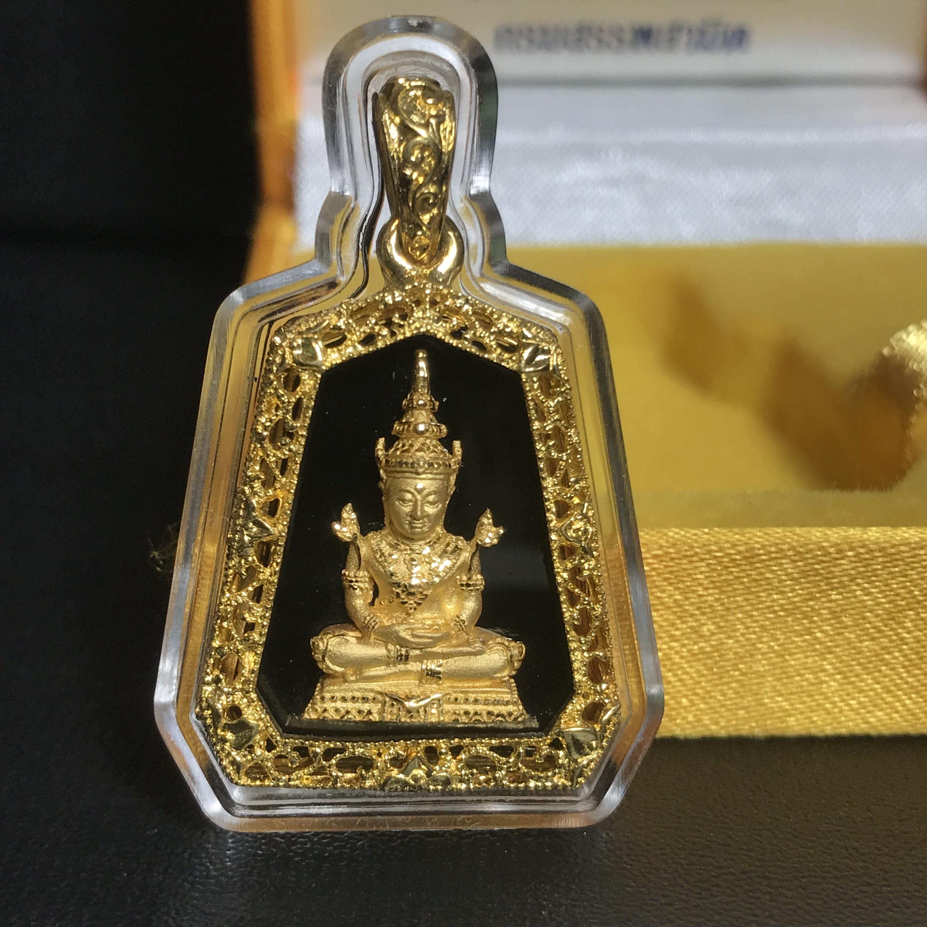 เหรียญพระแก้วมรกต(จำลอง)ทรงเครื่องฤดูร้อนแบบเจ็ดเหลี่ยม เนื้อทองคำ ด้านหลังตราสัญลักษณ์ฉลองสิริราชสมบัติครบ 60 ปี(1ใน1999องค์)(หายากมาก)