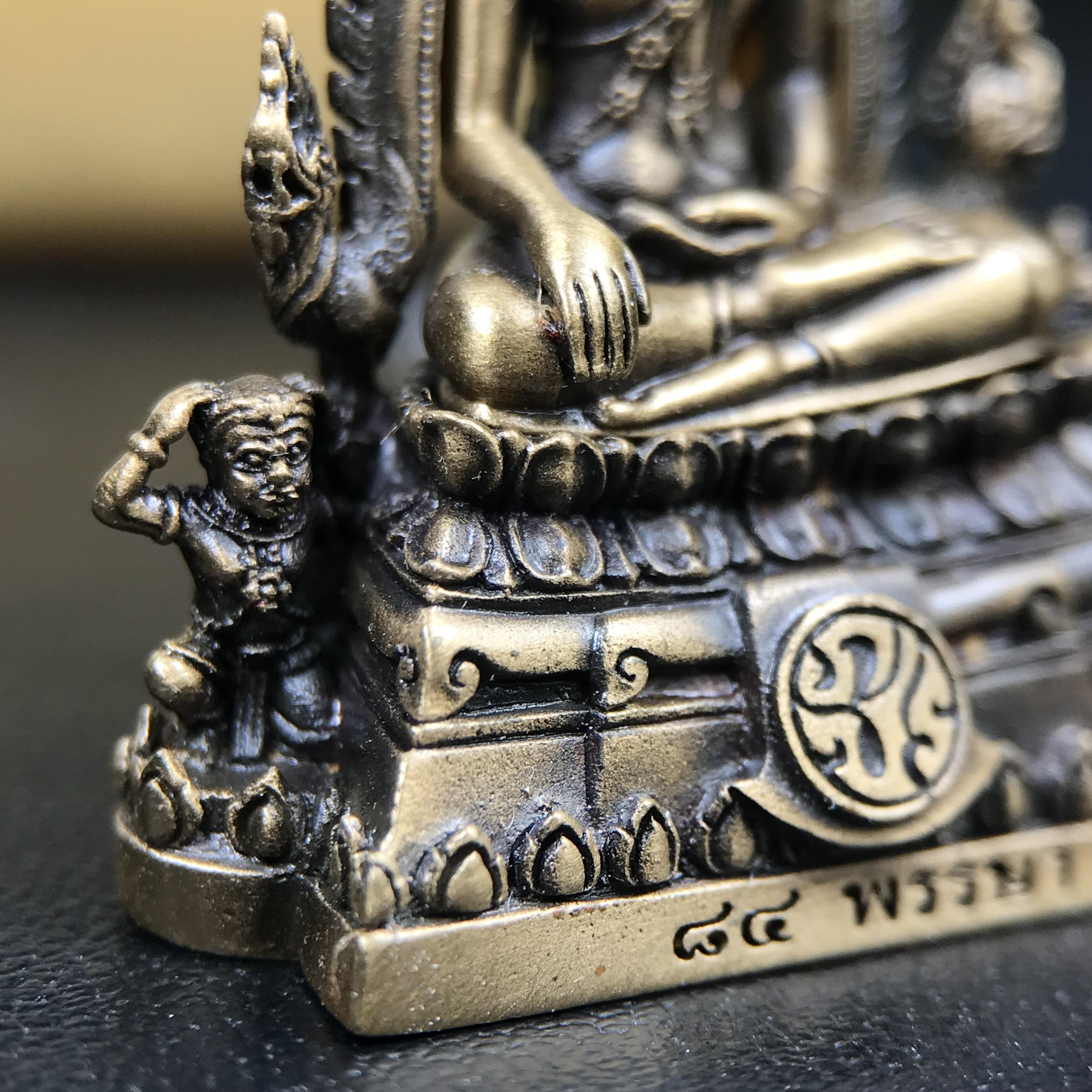 พระพุทธชินราช ภปร. 84 พรรษา ปี 2554 เนื้อบรอนซ์รมดำซาติน พิมพ์กลางขนาดหน้าตัก 1/2 นิ้ว(พระราชทานมวลสาร จิตรลดาและเส้นพระเจ้า(เส้นผม)รัชกาลที่9)พุทธศิลป์ทรงคุณค่าอีกหนึ่งรุ่นยอดนิยม(หมายเลข ๒๓๓๔))