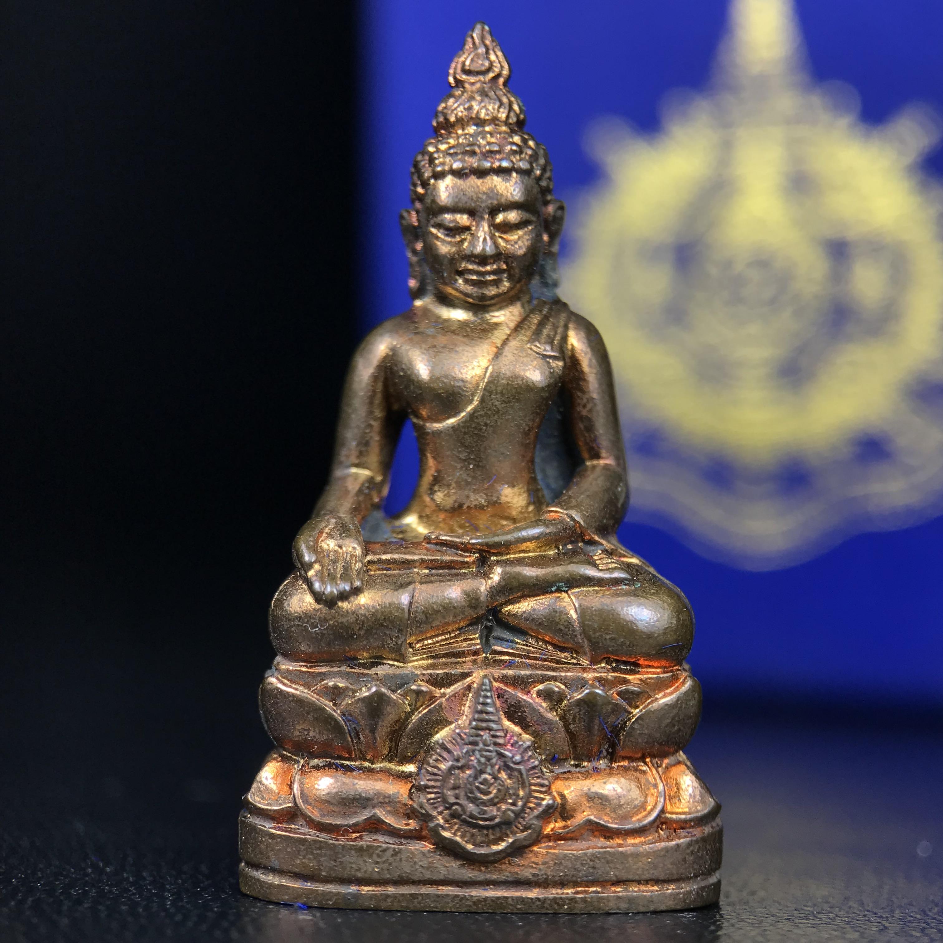 พระกริ่งไพรีพินาศ บรรจุเหล็กไหล ครั้งแรกและครั้งเดียวในประวัติศาสตร์ เฉลิมพระเกียรติ พระบาทสมเด็จพระเจ้าอยู่หัวรัชกาลที่9 พระชนมพรรษา 6 รอบ ปี2542 เนื้อสัมฤทธิ์(บรรจุเหล็กไหล)ดีนอก-ดีใน พิธีใหญ่ มวลสารเด่น (หายาก)