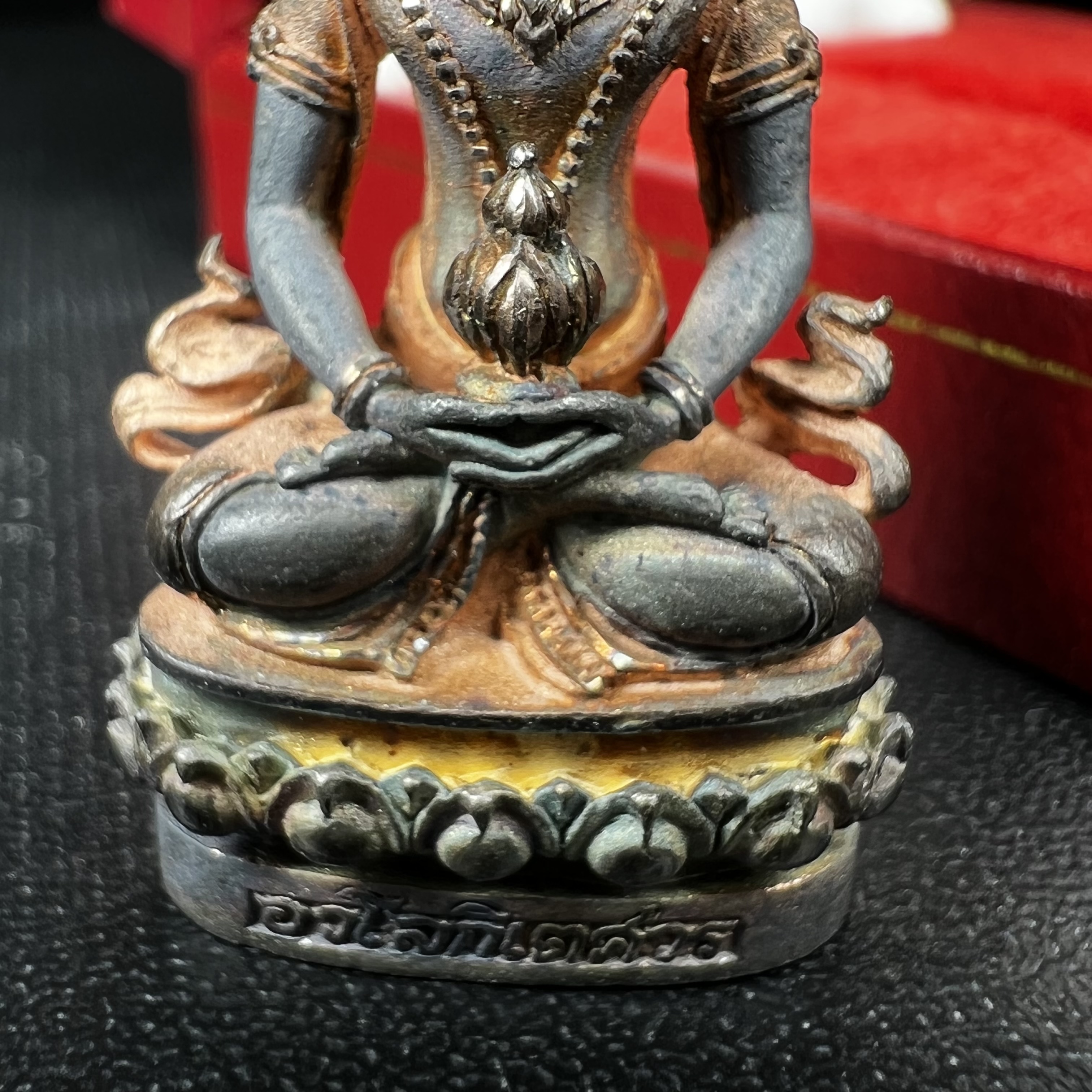 พระกริ่งอวโลกิเตศวร ( เจ้าแม่กวนอิม ) วัดโพธิ์แมนคุณาราม เนื้อเงิน 3 กษัตริย์ พ่นทราย(ผิวเดิม ขึ้นสีรุ้งธรรมชาติ แบบนิยม เสน่ห์ของพระเนื้อเงิน) รุ่นอุดมโภคทรัพย์ พ.ศ.2539(อีกหนึ่งรุ่นยอดนิยม พุทธศิลป์สวยงดงาม)