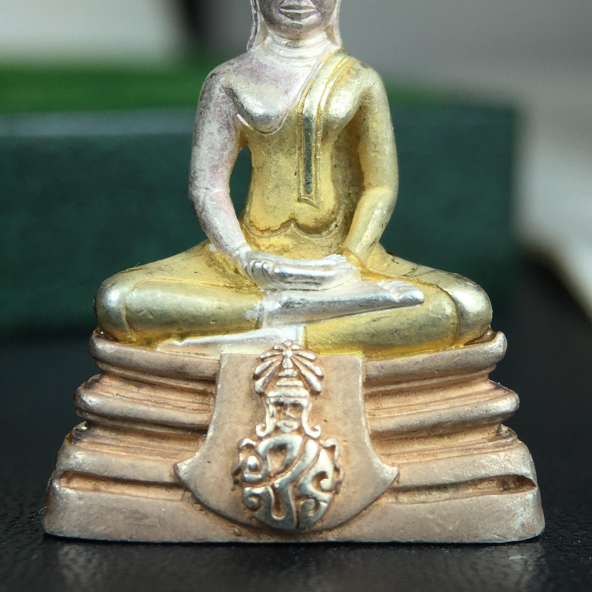 พระพุทธโสธร ภปร. รุ่นย้อนยุค สร้างพระอุโบสถ สมาคมชาวฉะเชิงเทรา จัดสร้าง ปี 2539 วโรกาสครองสิริราชสมบัติครบ 50 ปี เนื้อเงินสามกษัตริย์ทรายนวลขัดเงาบางส่วน(ผิวเดิม) พร้อมกล่องบรรจุและใบรับรองเดิม