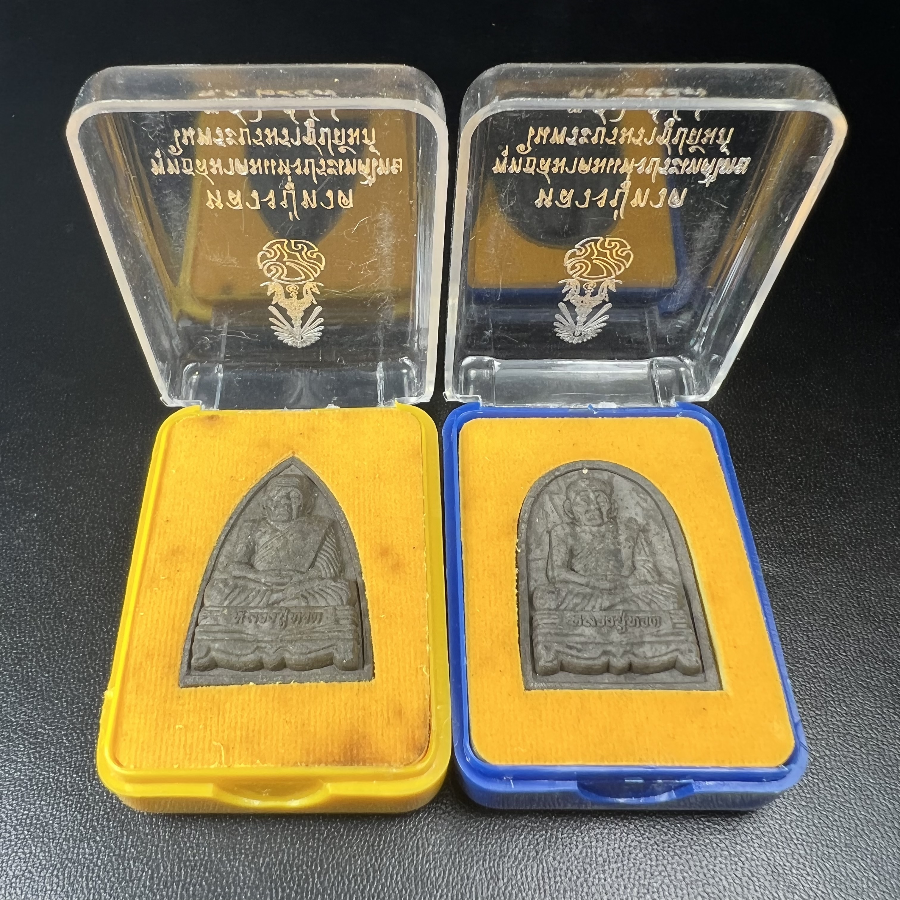 พระหลวงปู่ทวด ภปร.ปี2547 เนื้อว่าน ทรงกลีบบัว (พิมพ์เตารีด)+ทรงกลีบขนุน (พิมพ์พระรอด) (ชนวนเก่า)ด้านหลังมี ภ.ป.ร. เป็นโลหะผสม สูง 3.3 ซม. พร้อมกล่องบรรจุเดิม พิธีใหญ่ มวลสารดี ปลุกเสกวัดพระแก้ว(1ชุด รวม2องค์)