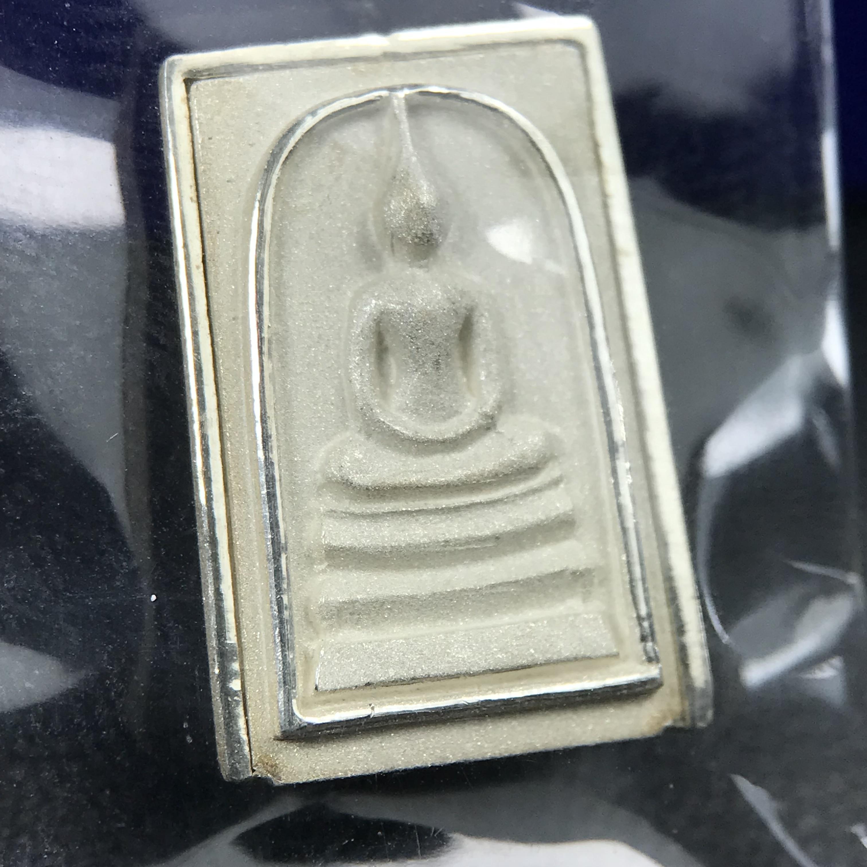 สมเด็จพุฒาจารย์ (โต พรหมรังสี) อนุสรณ์ 128 ปี สมเด็จพระญาณสังวร สมเด็จพระสังฆราช ทรงเมตตาอธิฐานจิต ปี 2543 มหาพุทธาภิเษก 3วาระ เหรียญรูปเหมือนสมเด็จพุฒาจารย์โตด้านหลังพระสมเด็จ เนื้อเงิน พิมพ์เล็ก(พิมพ์คะแนน) ขนาด 1.2 x 1.7 ซม. ทรงคุณค่าทั้งด้านความงานด้า