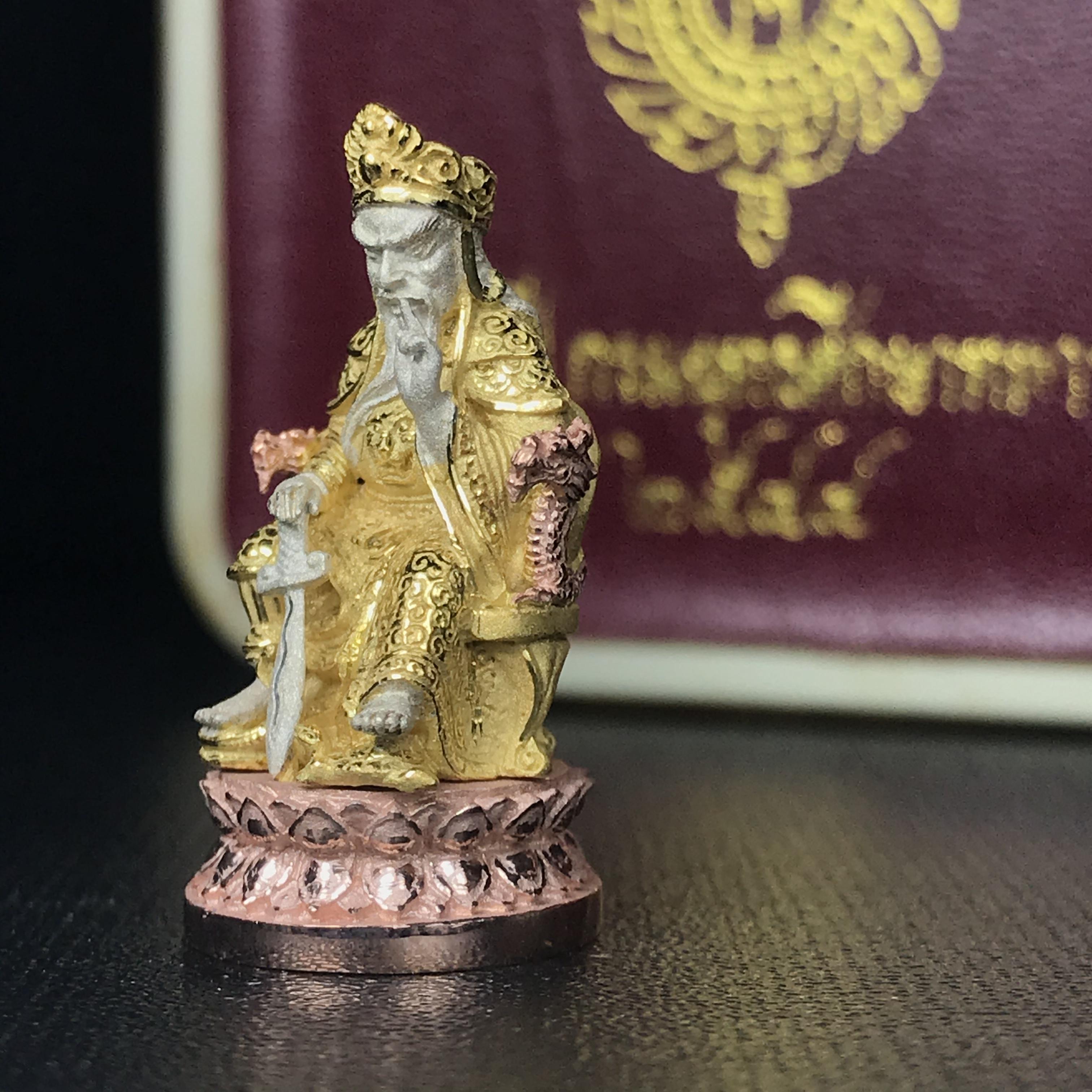 เจ้าพ่อเสือนั่งบัลลังค์ (ตั่วเหล่าเอี๊ย) เนื้อเงินสามกษัตริย์ ลอยองค์ (พิมพ์ใหญ่) รุ่น รักษ์แผ่นดิน ปี 2544 งานแพรนด้าจิวเวลรี่ สวย งดงาม (เทพศักดิ์สิทธิ์ที่คอยปกป้องอภิบาล และปราบปรามศัตรู)