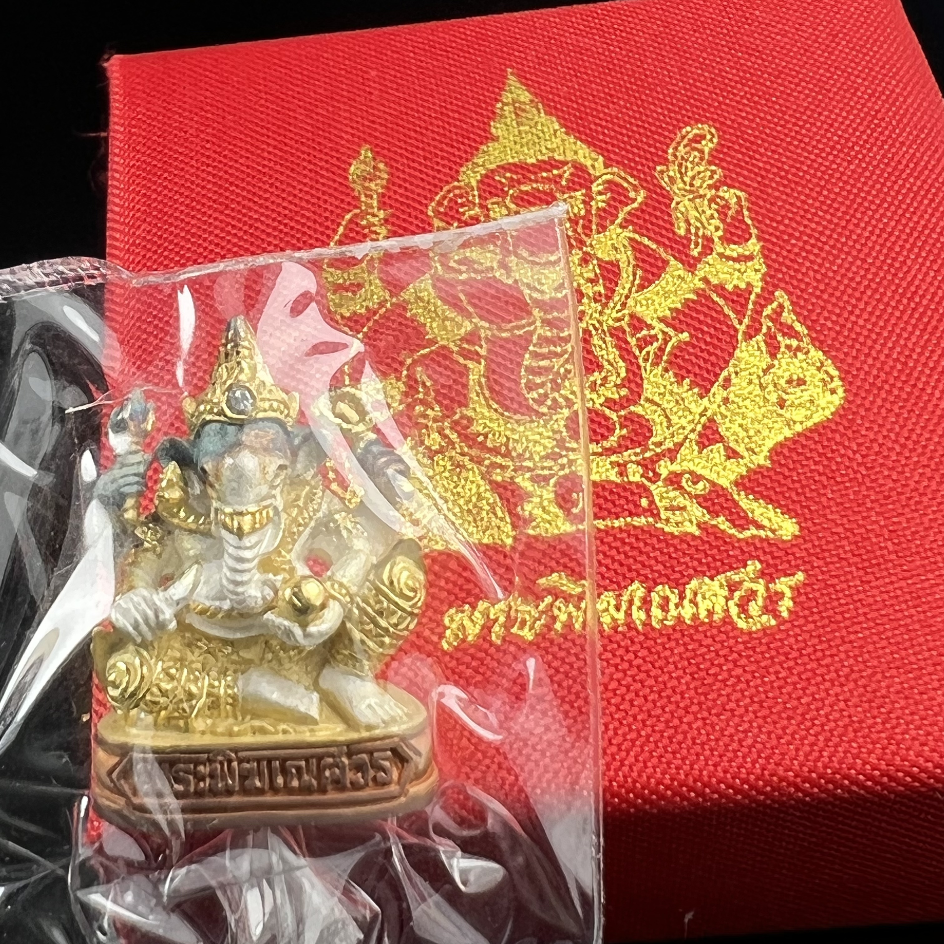 พระพิฆเณศวร วัดบวรนิเวศวิหาร ปี 2542 เนื้อเงินสามกษัตริย์พ่นทรายขัดเงาบางส่วน(ฝังพลอย1เม็ด)(ขนาด 2* 1.4 ซม.) สภาพสวยซีนซองเดิมพร้อมกล่องบรรจุเดิม ตอกโค๊ดหมายเลขกำกับ(ผิวเดิมขึ้นสีรุ้งธรรมชาติ สวย)(คัดสภาพสวยเดิม พิธีใหญ่ พุทธศิลป์งดงาม)