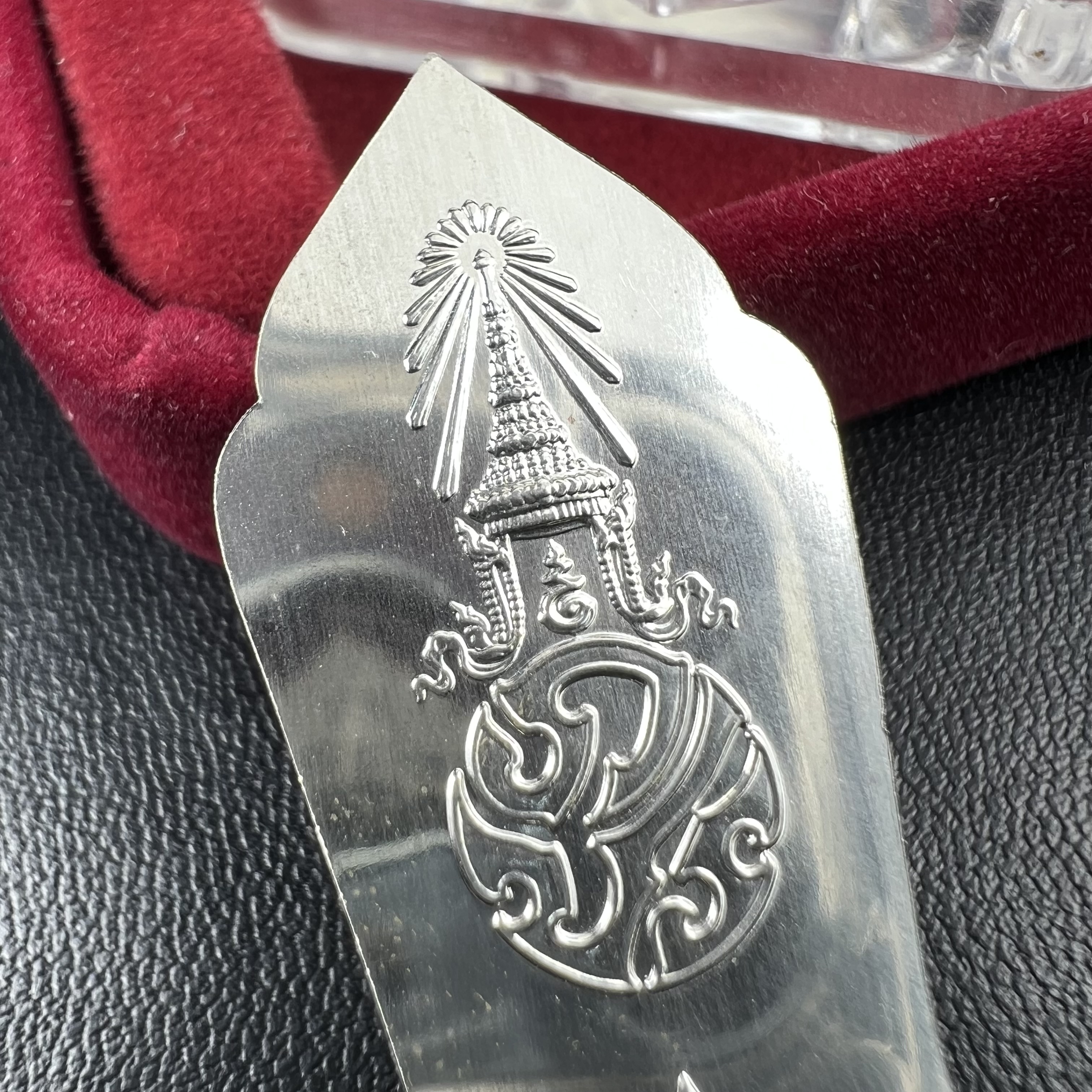 พระพุทธธรรมิกราชบพิตร ภปร. เฉลิมพระเกียรติ 2554 วัดบวรนิเวศวิหาร ขนาดสูง 4.5 ซม. เนื้อเงิน(ตอกโค๊ด Ag)(หายากพบเจอน้อยมาก)ผลิตโดย สำนักกษาปณ์ กรมธนารักษ์ พิธีพุทธาภิเษก ณ พระอุโบสถวัดบวรนิเวศวิหาร สภาพสวย กล่องบรรจุเดิมครบสมบูรณ์(1 ใน 2555 เหรียญ)หายาก