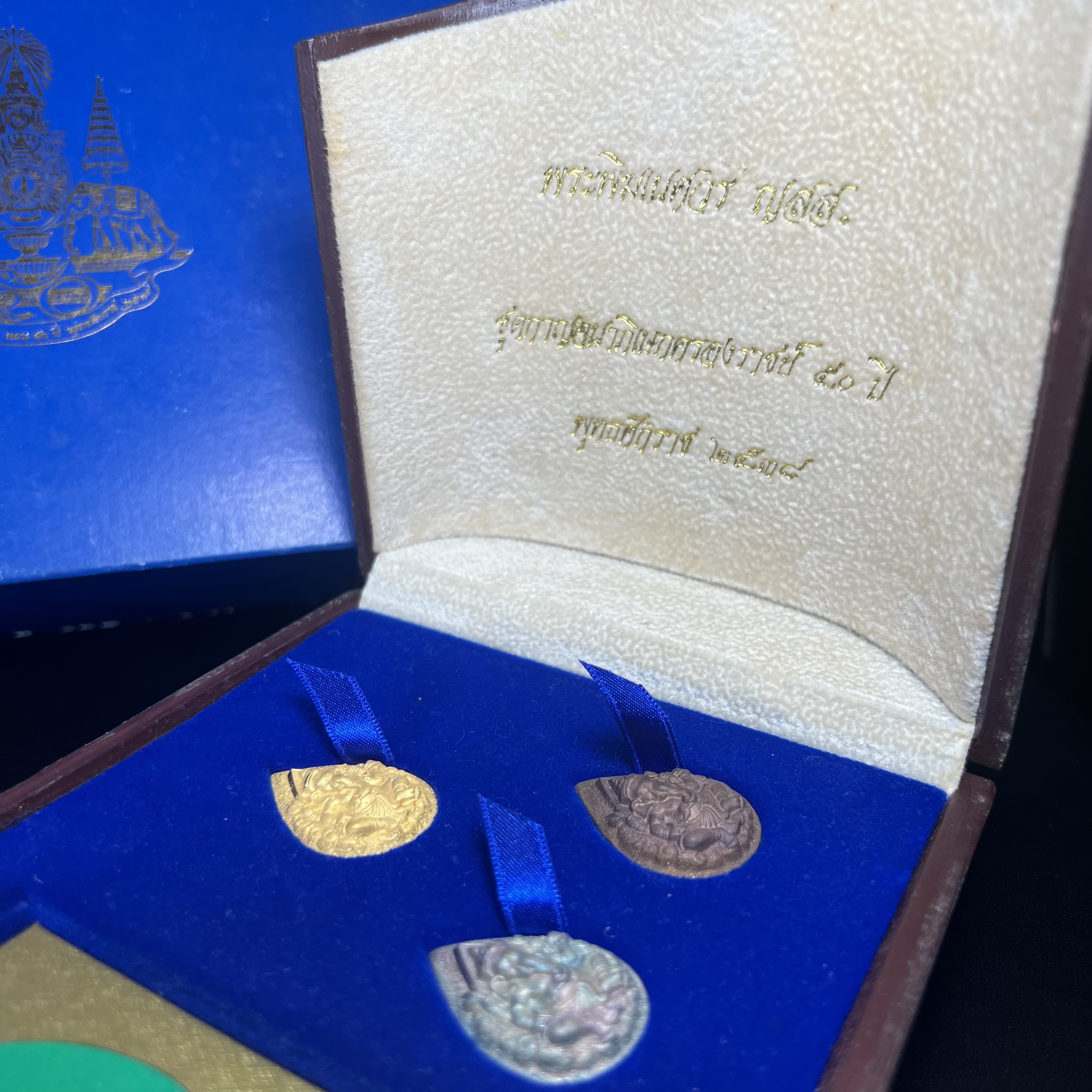 เหรียญพระพิฆเนศวร ญสส. ชุดกาญจนาภิเษกครองราชย์ 50 ปี พุทธศักราช 2538 วัดบวรนิเวศวิหาร ชุดทองคำพิมพ์ใหญ่(2.9 ซม.)(เนื้อทองคำ+เนื้อเงิน+เนื้อทองทิพย์) สภาพสวยเดิมพร้อมกล่องบรรจุเดิม ตอกโค๊ดหมายเลขกำกับ 634(พิธีใหญ่ พุทธศิลป์งดงาม)(นิยมหายาก)1 ใน 939 ชุด