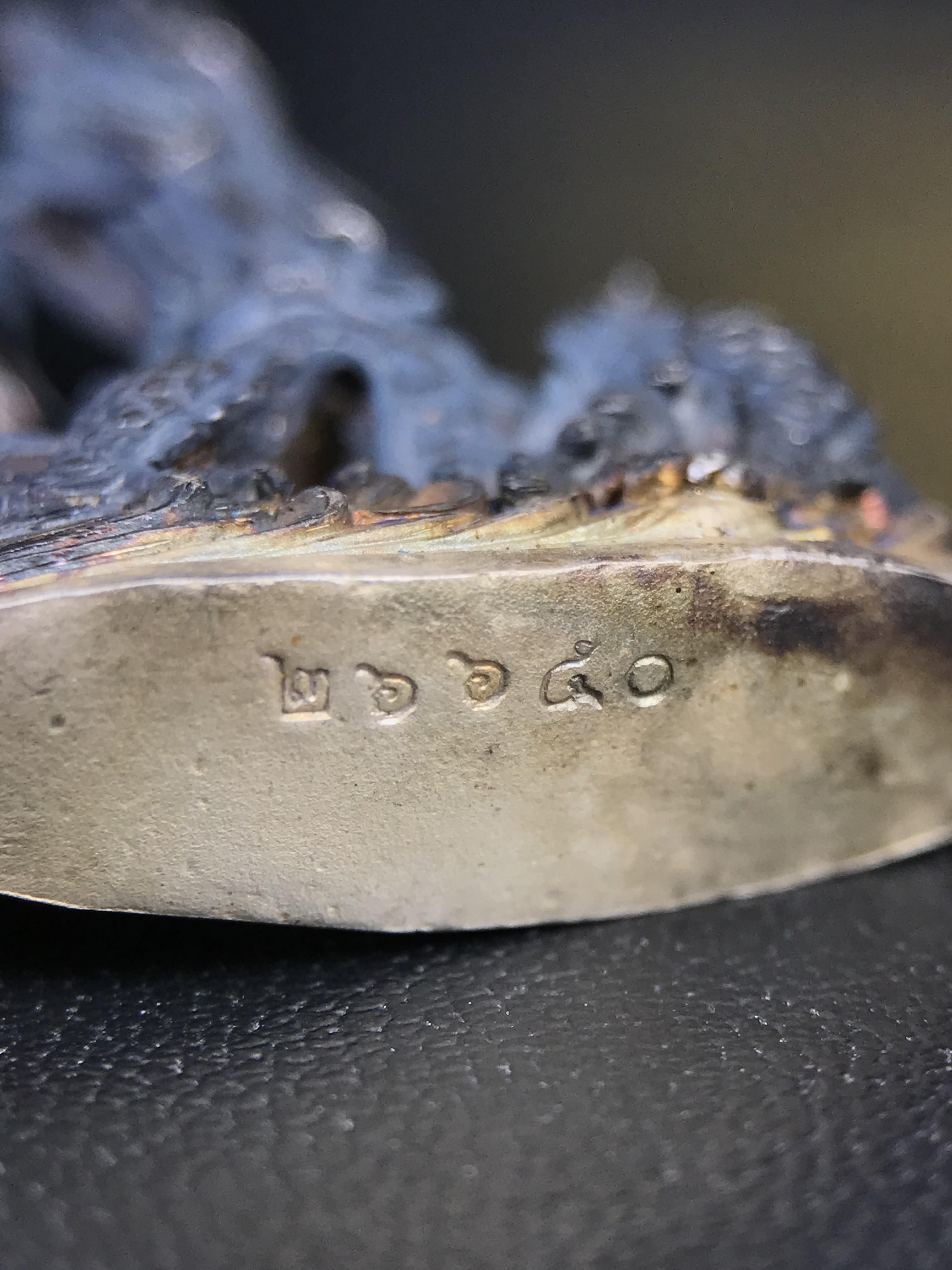 รูปหล่อลอยองค์พระโพธิสัตว์กวนอิม ทรงประทับมังกร จ.ระนอง ปี 2539 เนื้อเงิน พิมพ์ใหญ่(ผิวกลับดำทูโทนเข้มขลังสวยงามมีเสน่ห์)(สภาพผิวเดิม)(เสน่ห์พระเนื้อเงินสีสันที่ธรรมชาติสรรค์สร้าง)เฉลิมฉลองในวโรกาสที่พระบาทสมเด็จพระเจ้าอยู่หัวทรงครองสิริราชสมบัติครบ50ปี