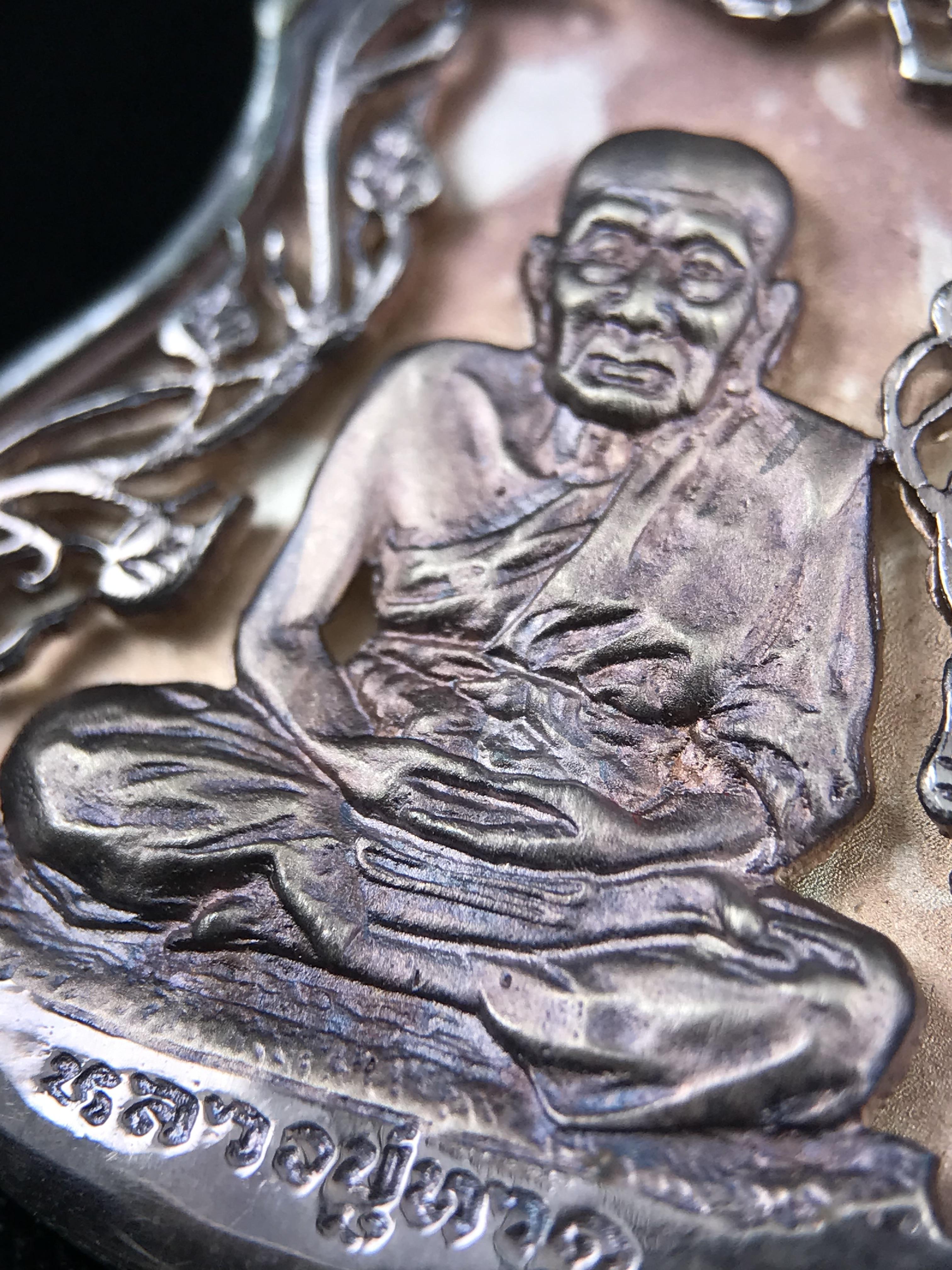 เหรียญหลวงปู่ทวด พระนามาภิไธย สก. แบบงานฉลุโบราณ(HAND MADE) ปี 2544 เนื้อเงิน(ผิวเดิมขึ้นสีรุ้งออกม่วงธรรมชาติสวยมาก) พิธีปลุกเสก ณ อุโบสถวัดช้างให้ และ พิธีมังคลาภิเษก ณ พระอุโบสถ วัดพระศรีรัตนศาสดาราม(วัดพระแก้ว) (1 ใน 2000 เหรียญ)พบเจอน้อยหายากมาก