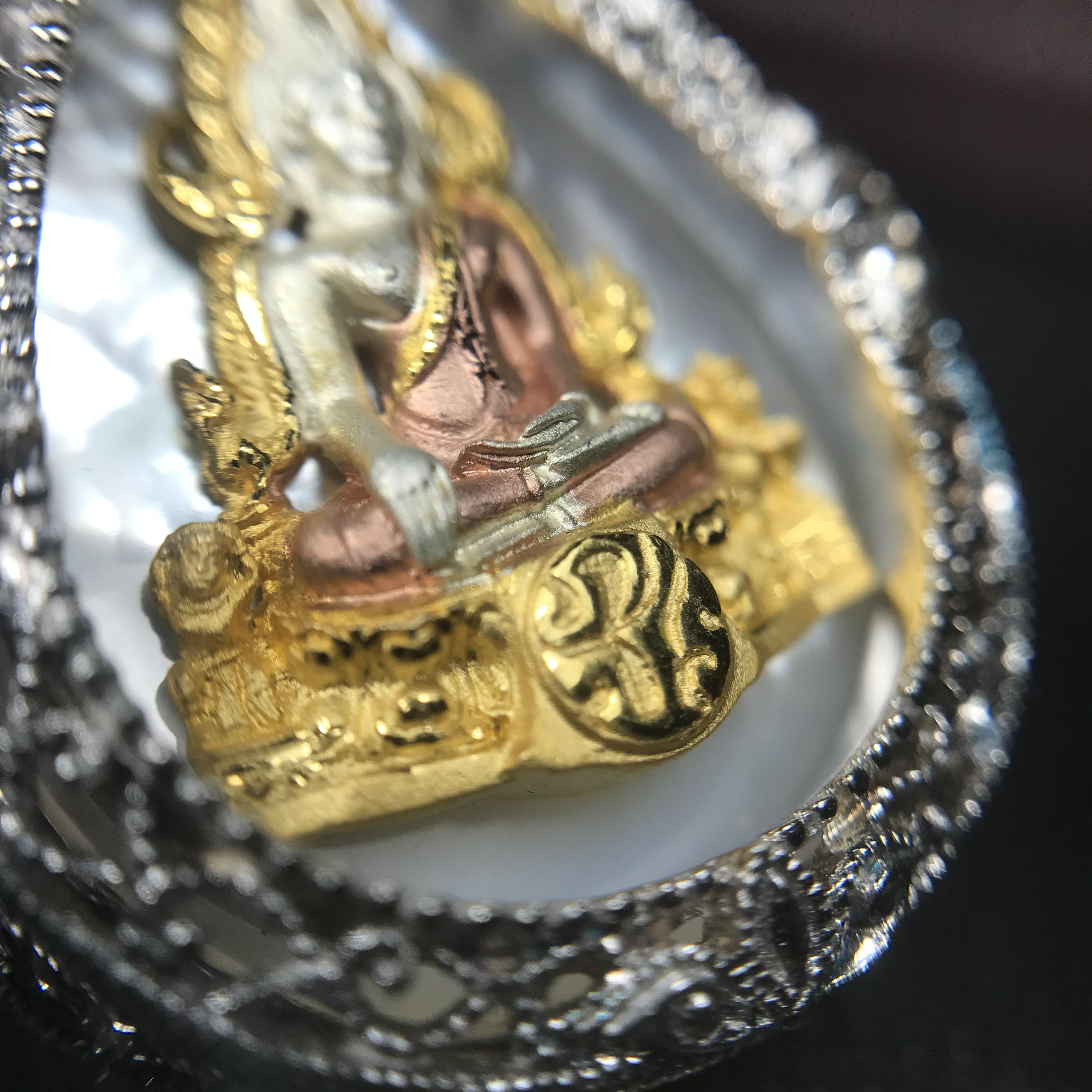 พระพุทธชินราช ภปร. โครงการ "เพราะแผ่นดินนี้ คือ แผ่นดินเกิด" ปี2548(รุ่นแรก) เหรียญทรงหยดน้ำ ขนาด 21 x 31 มม. เนื้อเงินสามกษัตริย์