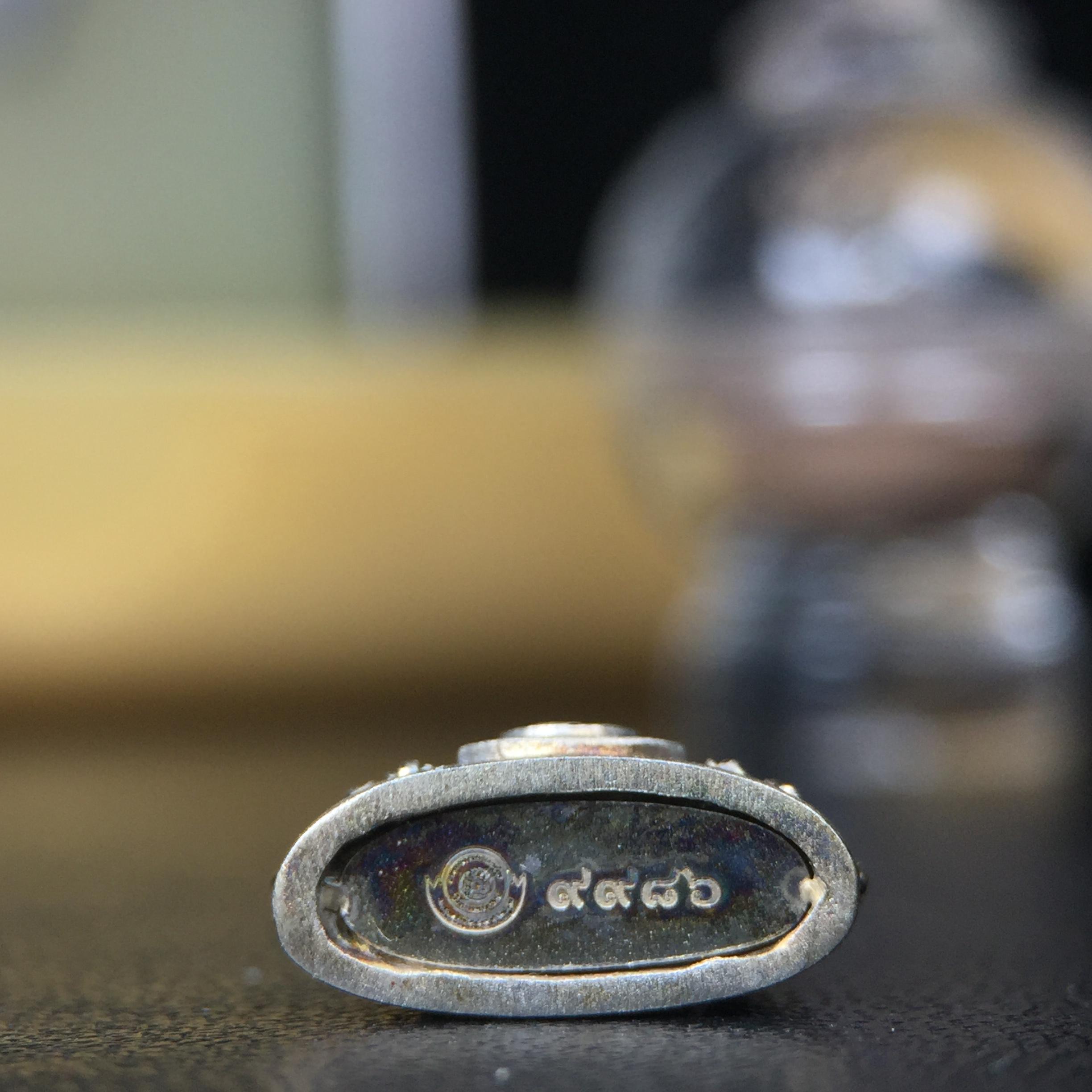 พระพุทธชินราช(จำลอง) ภปร. 84 พรรษา เนื้อเงินชุบทองคำขาว พิมพ์เล็กขนาดหน้าตัก 1/4 นิ้ว (สภาพผิวเดิมสวย ขึ้นสีรุ้งธรรมชาติ แบบนิยม)(พระราชทานมวลสาร จิตรลดาและเส้นพระเจ้า(เส้นผม))พุทธศิลป์ทรงคุณค่าอีกหนึ่งรุ่นยอดนิยม