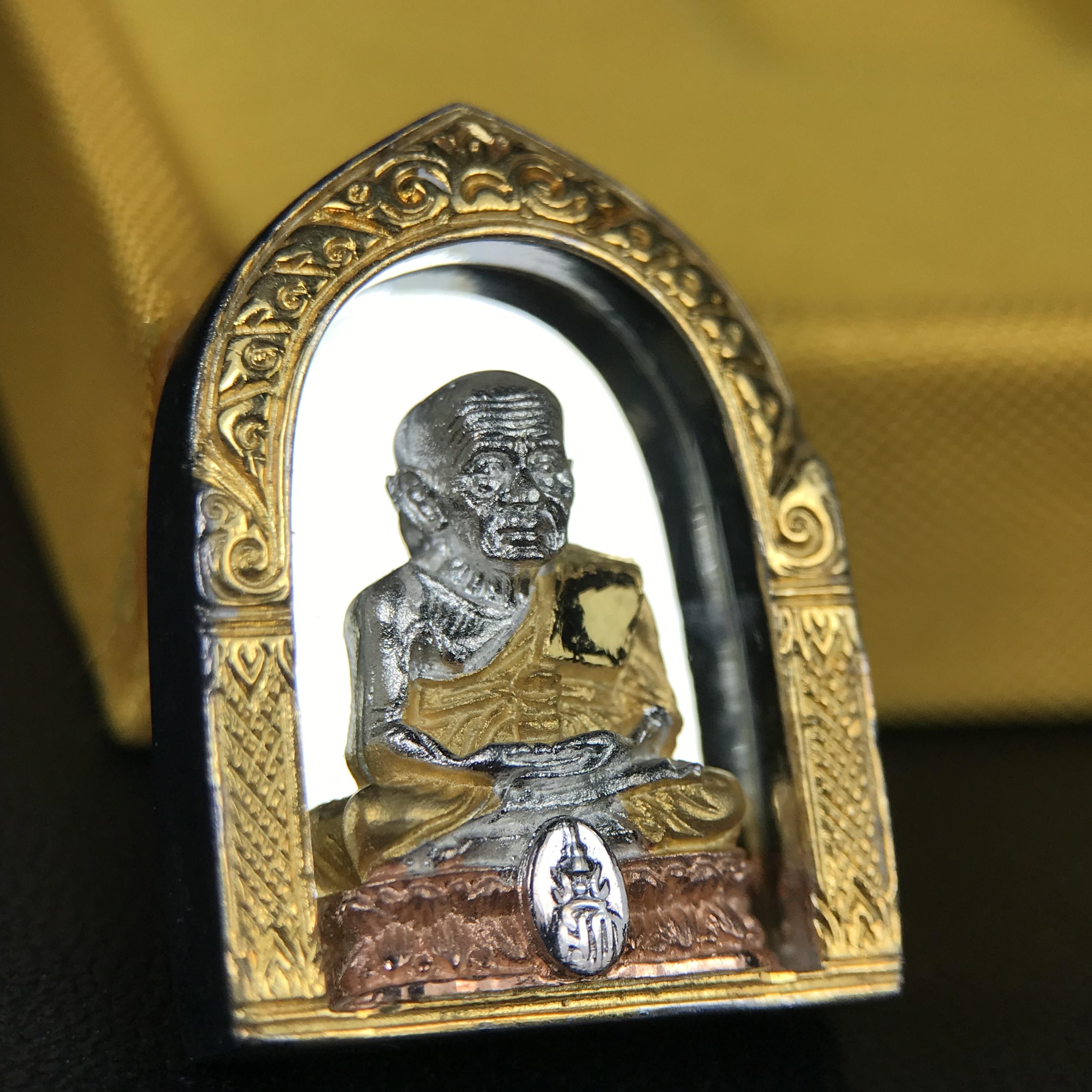 สมเด็จหลวงปู่ทวด วัดช้างให้ รุ่น เฉลิมพระเกียรติ ตราสัญลักษณ์ มวก. พิมพ์ซุ้มกนกเนื้อเงิน-สามกษัตริย์ ปี 2544 พิธีพุทธาภิเษกใหญ่ ณ อุโบสถวัดช้างให้และอุโบสถวัดพระศรีรัตนศาสดาราม ( วัดพระแก้ว )โดยนิมนต์เกจิชื่อดังสายใต้ทั้งหมดจำนวน 108 รูป