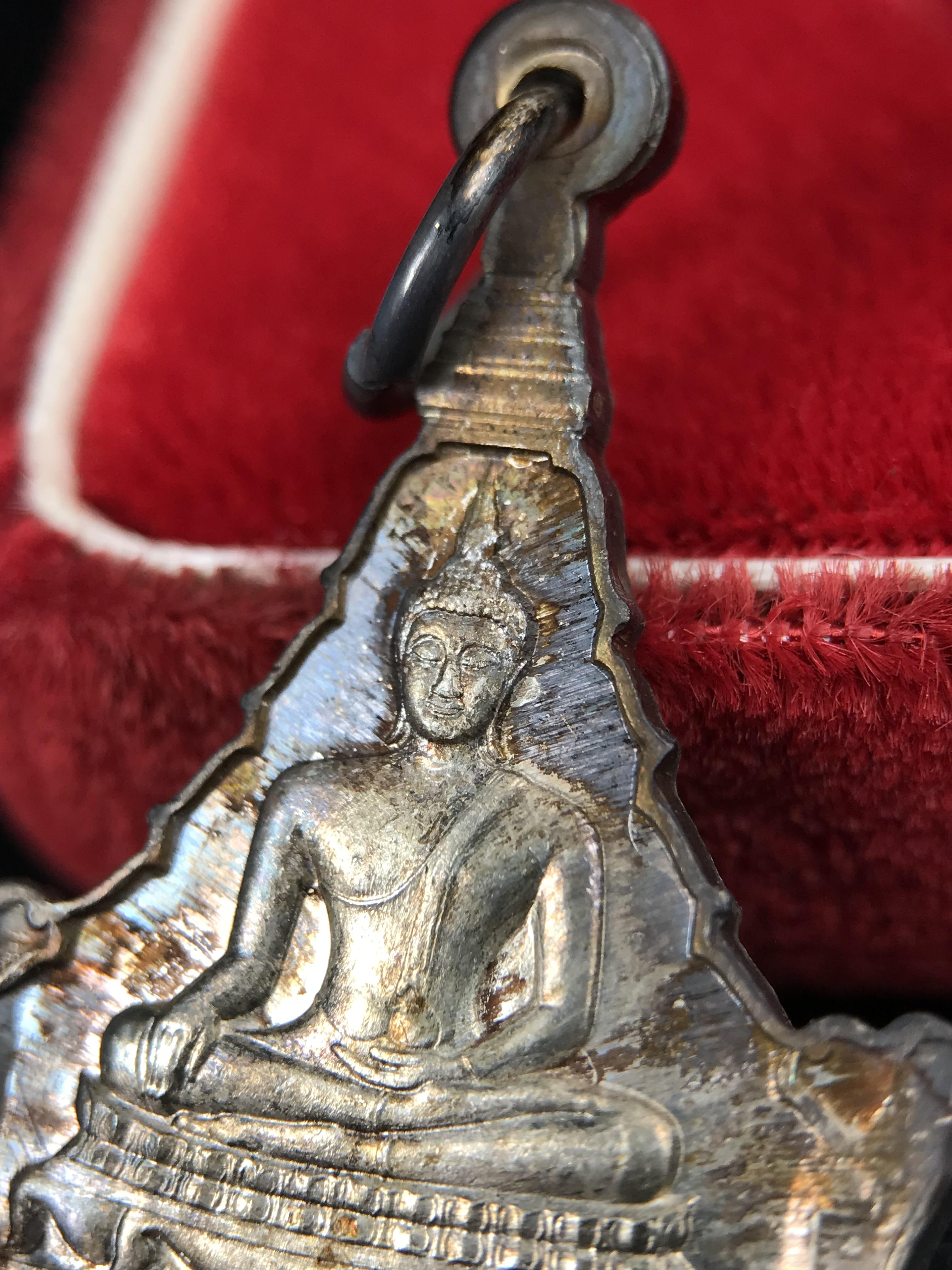 เหรียญพระพุทธญาณนเรศวร์ รุ่นแรก หลังพระปรมาภิไธย ภปร.และ สก.วัดญาณสังวราราม จ.ชลบุรี ปี 2527 เนื้อเงิน(ผิวเดิม ขึ้นรุ้งผิวน้ำทองกระจายทั่วเหรียญสวยมาก)ขนาด 2.3 x 3.8 ซม. พร้อมกล่องเดิม สมเด็จพระญาณสังวร ประธานในพิธีมหาพุทธาภิเษก(เนื้อเงินพบเจอน้อย หายาก)