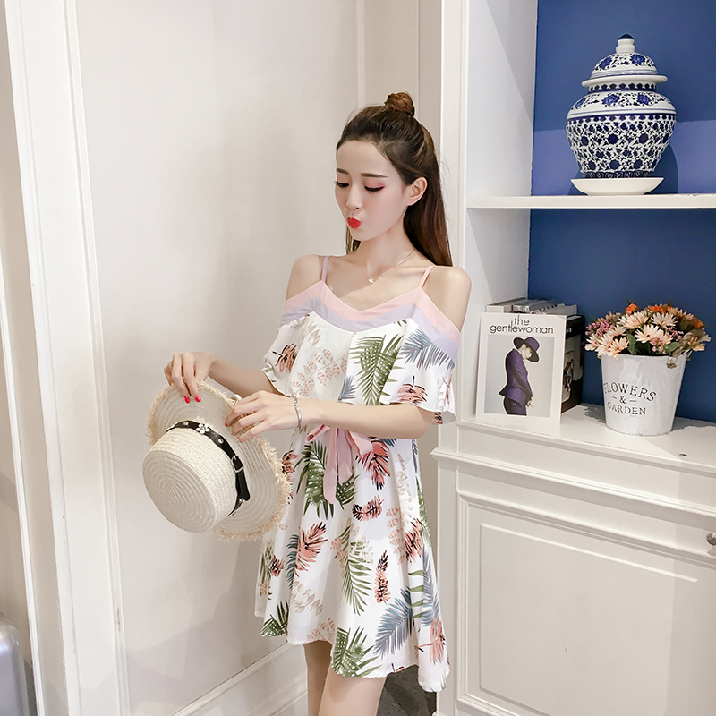 ชุดเดรสสั้นเปิดไหล่สีขาวลายใบมะพร้าวสีเขียวและ ส้มอมน้ำตาล