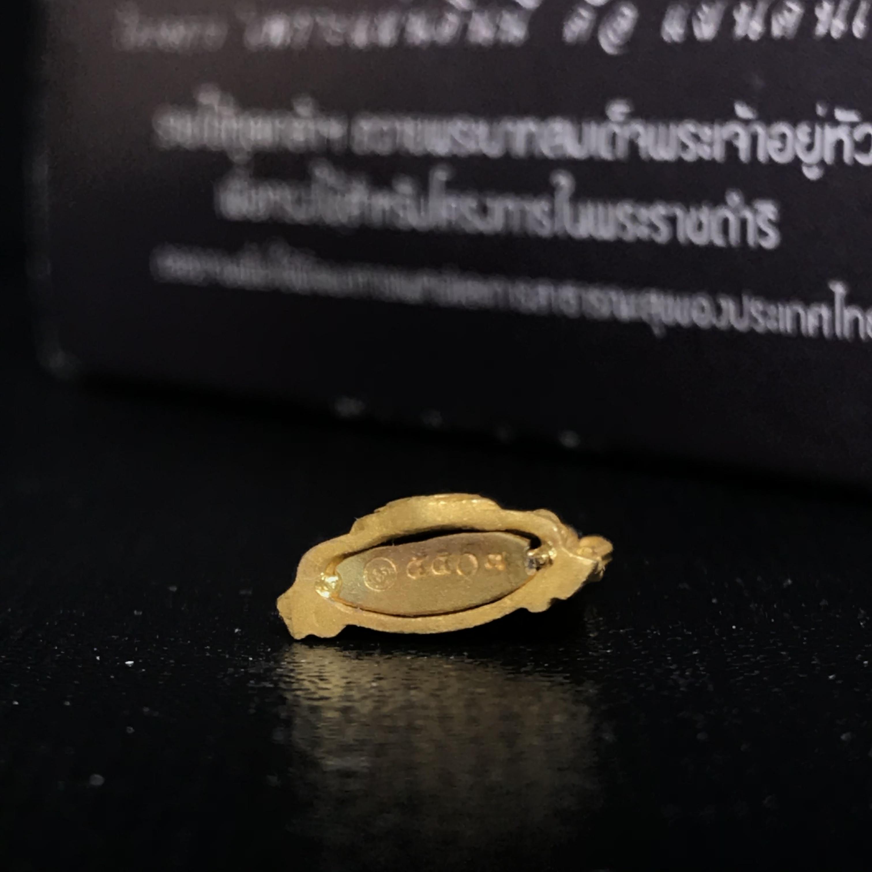 พระพุทธชินราช ภปร. โครงการ "เพราะแผ่นดินนี้ คือ แผ่นดินเกิด" ปี2548(รุ่นแรก) ลอยองค์ หน้าตัก 1/4 นิ้ว เนื้อทองคำบริสุทธิ์ 96.5% (น้ำหนัก 2.5 กรัม)