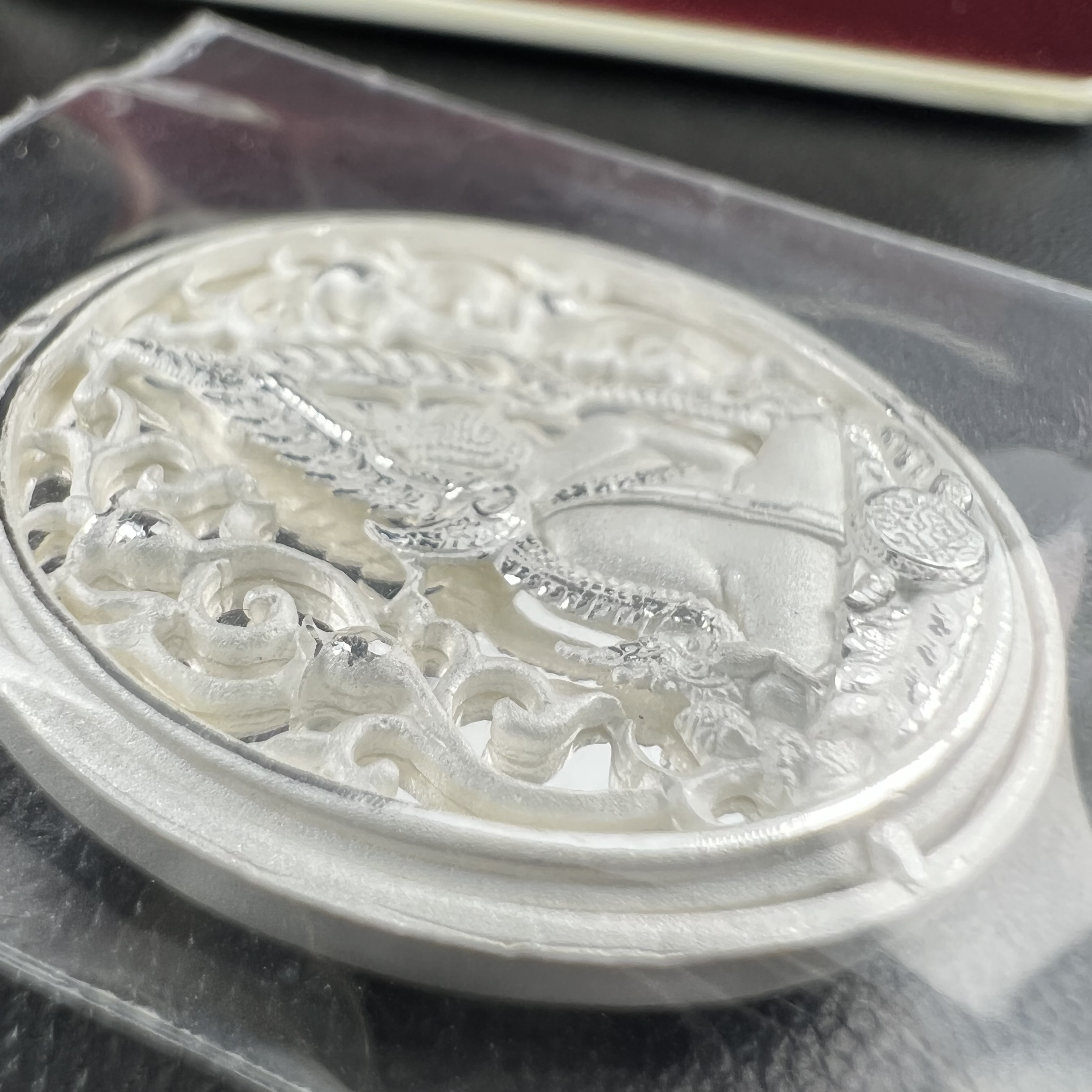 พระพุทธชินราช รุ่น ประวัติศาสตร์ มูลนิธิเพื่อตำรวจไทยจัดสร้าง ปี 2562 เนื้อเงินขัดเงา พิมพ์เหรียญรูปไข่ฉลุลายไทย พิมพ์ใหญ่ พระพุทธชินราช แบบจิวเวอร์รี่ (ขนาดสูง 2.9 ซม.) (สภาพ สวย ซีนซองเดิม กล่องบรรจุเดิมครบสมบูรณ์)