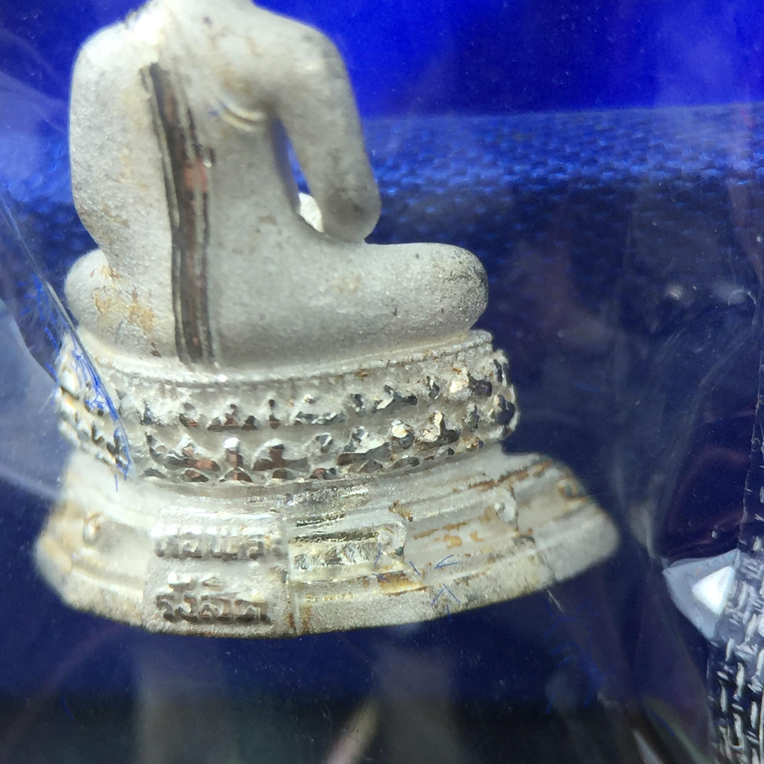 พระชัยวัฒน์พุทธสิหิงค์ ภปร. รุ่นสร้างหอพระธรรมศาสตร์ ปี2542 เนื้อเงิน(ผิวเดิม ซีนซองเดิม กล่องครบสวยสมบูรณ์) มหาพิธี 3วาระอันยิ่งใหญ่(ตอกโค๊ตและหมายเลข)1ใน 10000 องค์