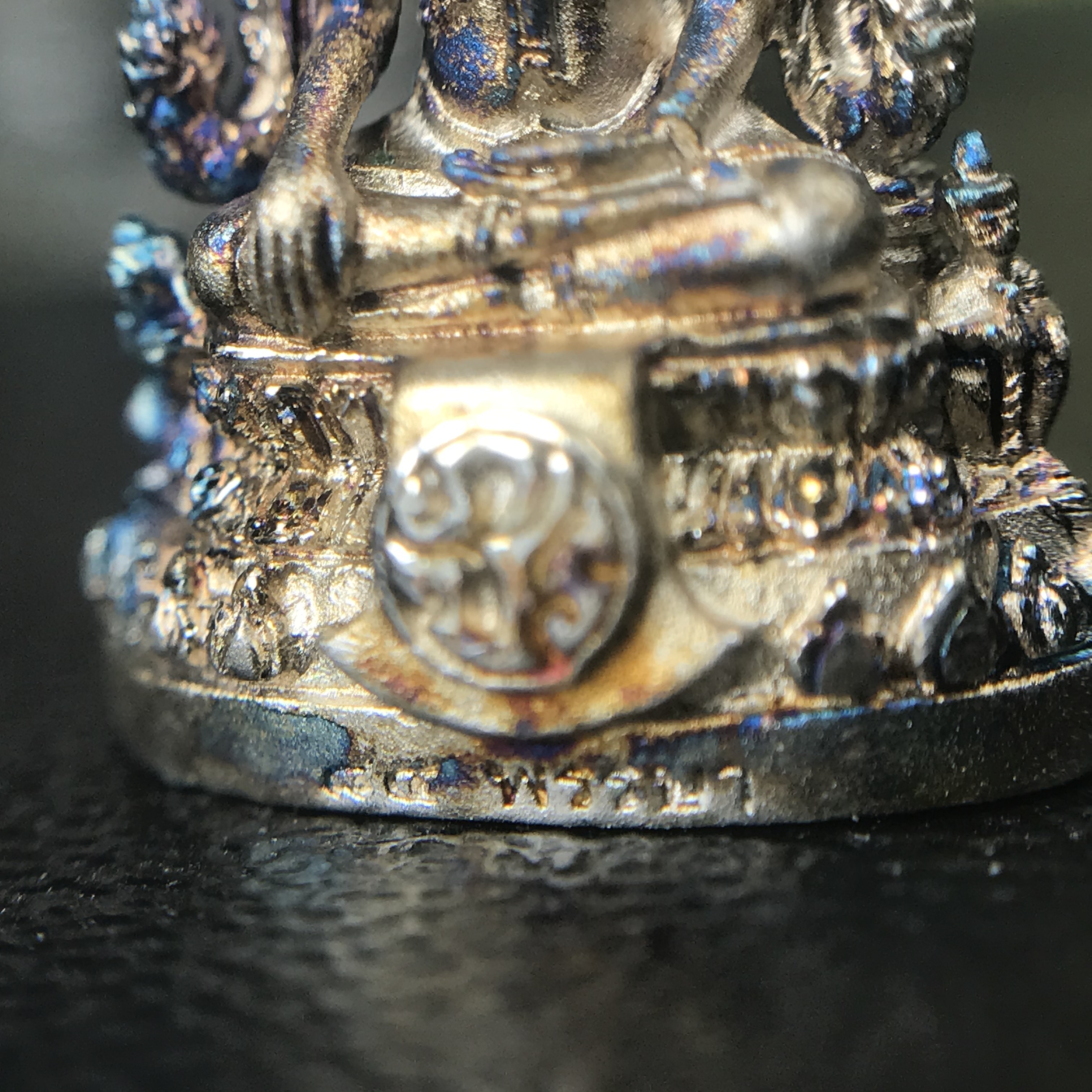 พระพุทธชินราช(จำลอง) ภปร. 84 พรรษา เนื้อเงินชุบทองคำขาว พิมพ์เล็กขนาดหน้าตัก 1/4 นิ้ว (สภาพผิวเดิมสวย ขึ้นสีรุ้งธรรมชาติ แบบนิยม)(พระราชทานมวลสาร จิตรลดาและเส้นพระเจ้า(เส้นผม))