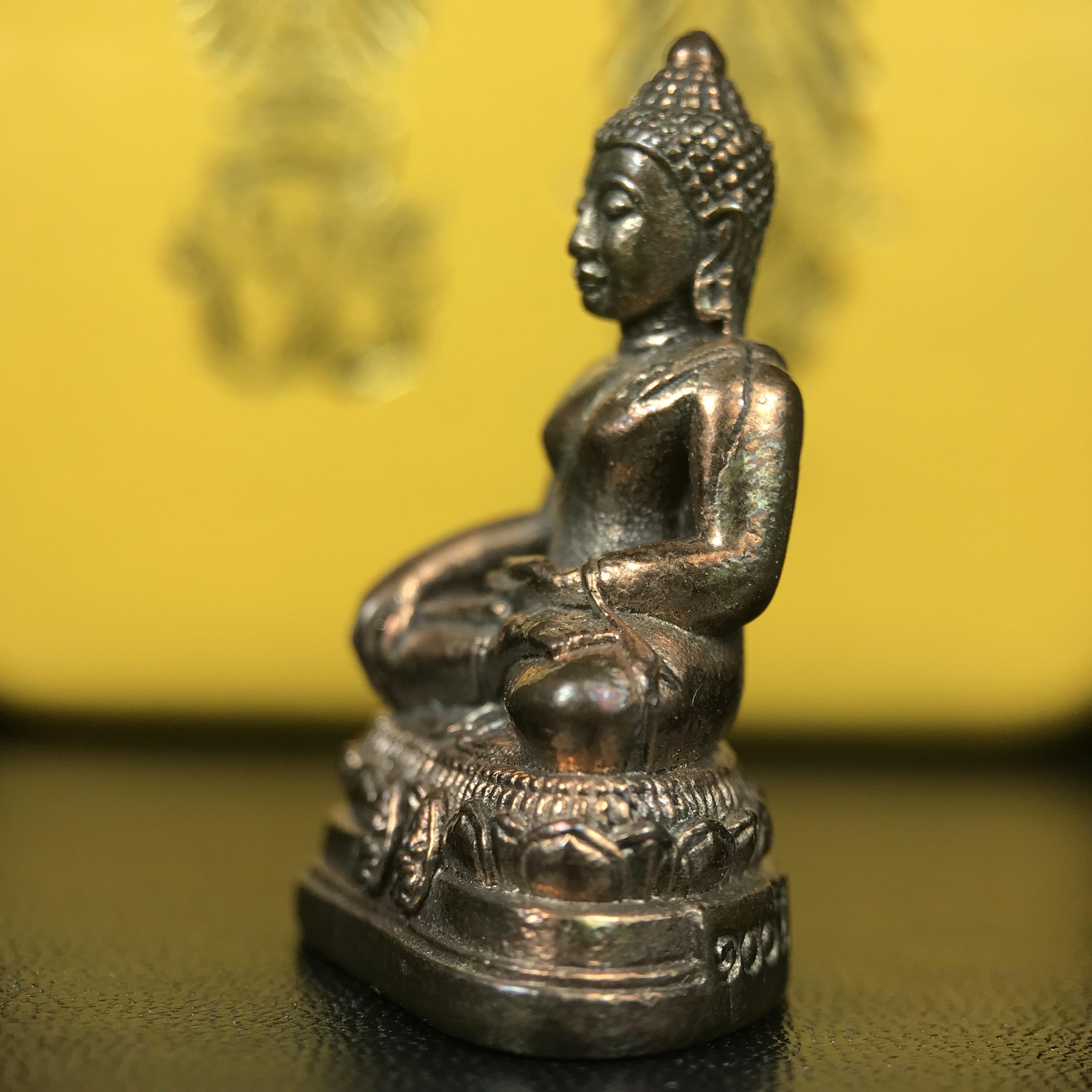 พระกริ่งพระพุทธนรสีห์ จปร.+ภปร. ครบรอบ 100 ปี ธนาคารไทยพาณิชย์ ปี 2550 พระกริ่งเนื้อนวโลหะพิเศษ(หล่อในพิธีเททอง)(หายาก)(พุทธศิลป์งดงาม)ด้านหน้าฐานประดับด้วยตราสัญลักษณ์ "จปร" และ "ภปร" (องค์เทหล่อในพิธีสร้างน้อย หายากมาก)1 ใน 1000 องค์