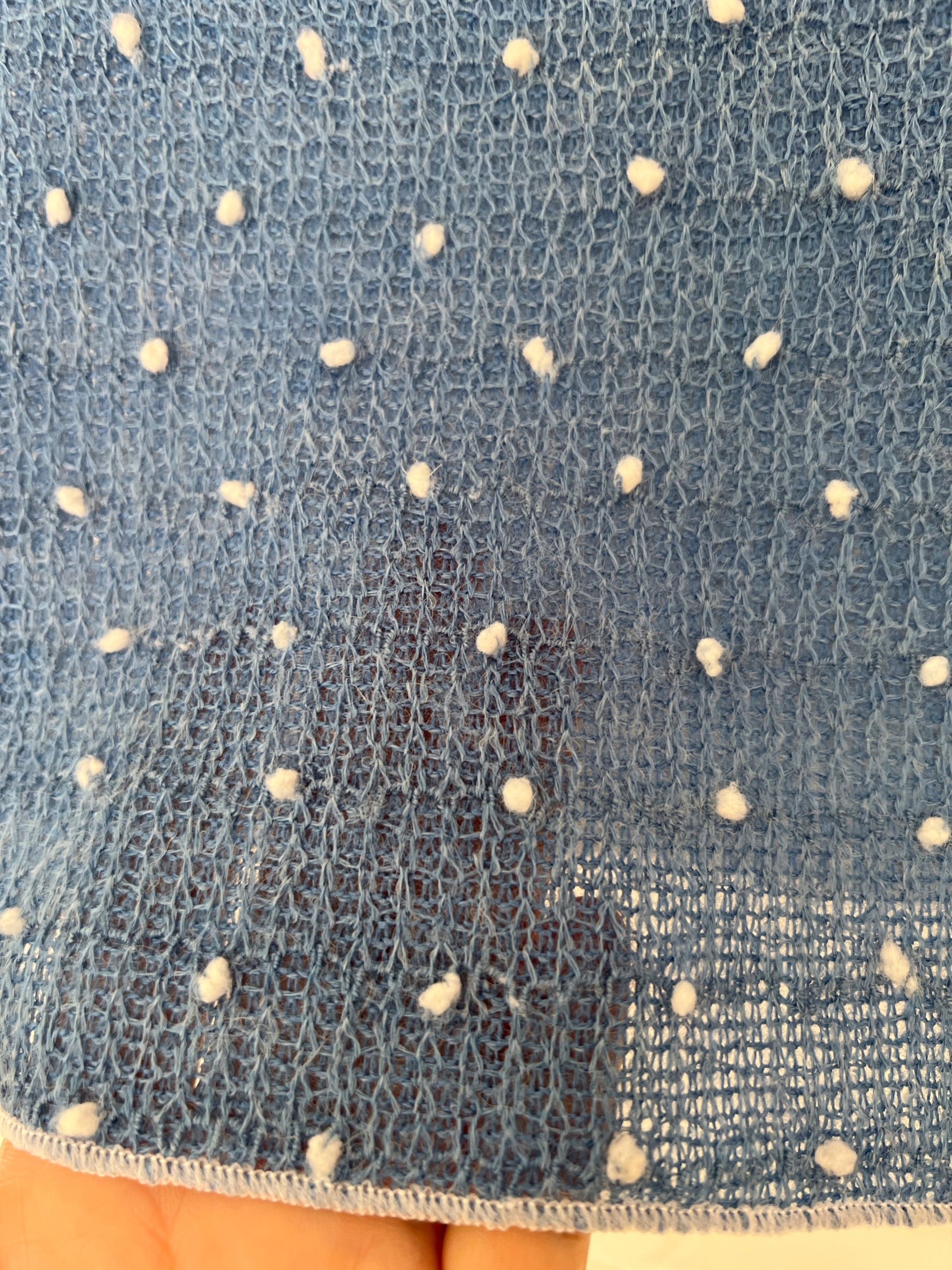 คอเหลี่ยมปุ่มขาว